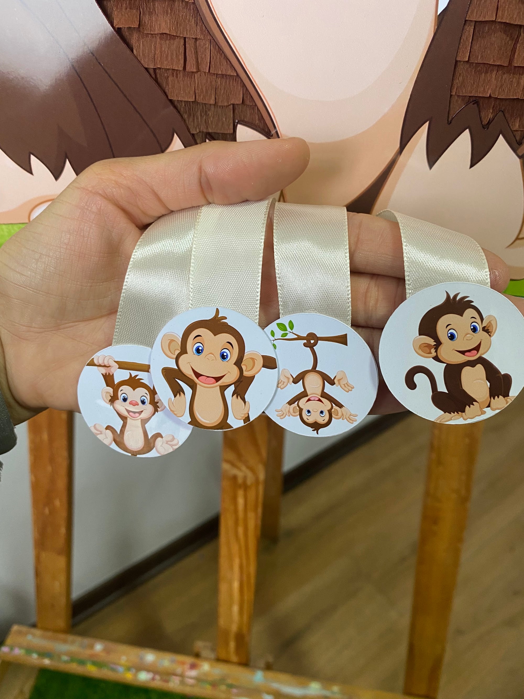 PIÑATA MONITO 40CM PREMIUM