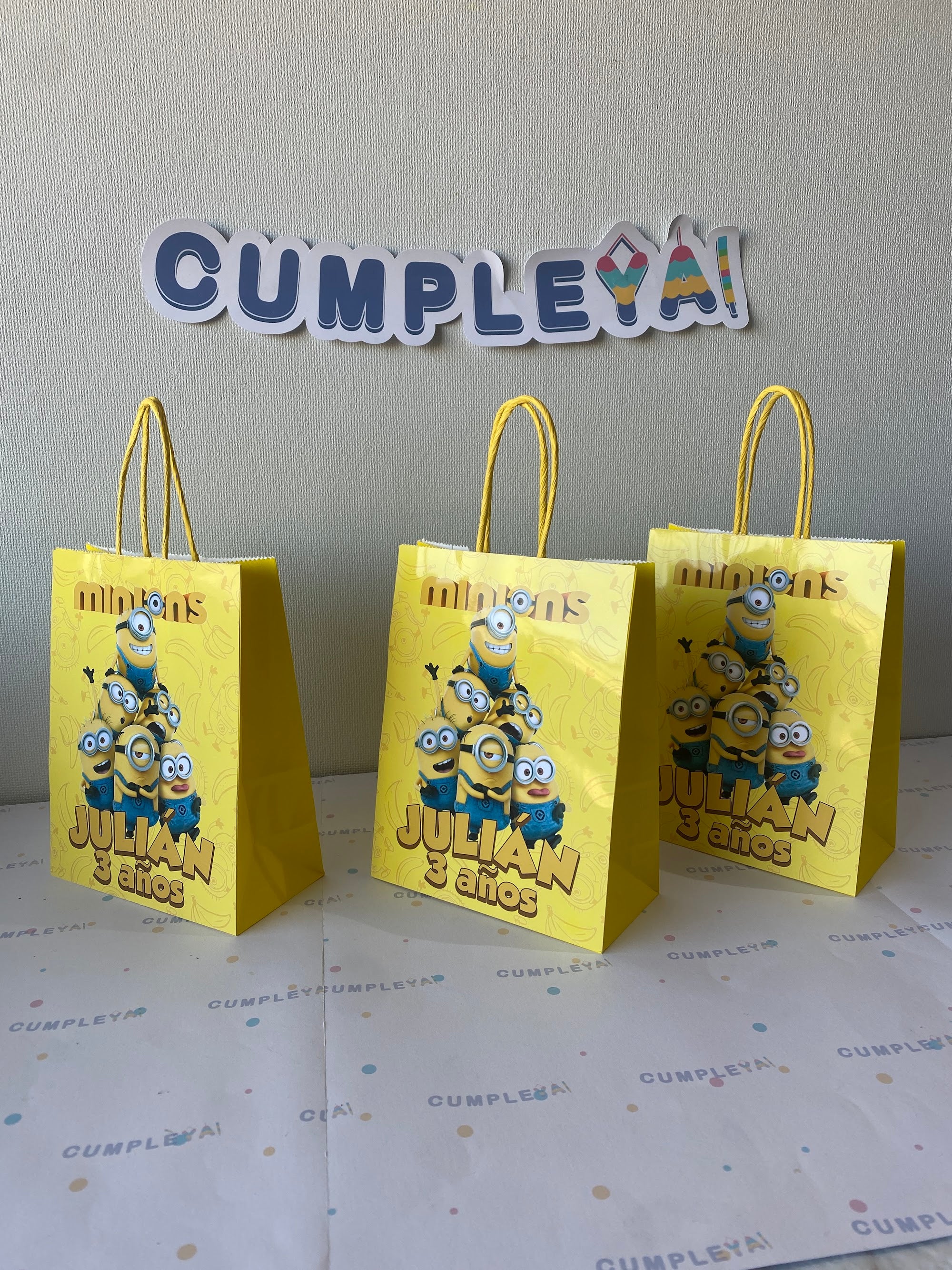 BOLSA SORPRESA 16 × 21 × 8 CM MINIONS