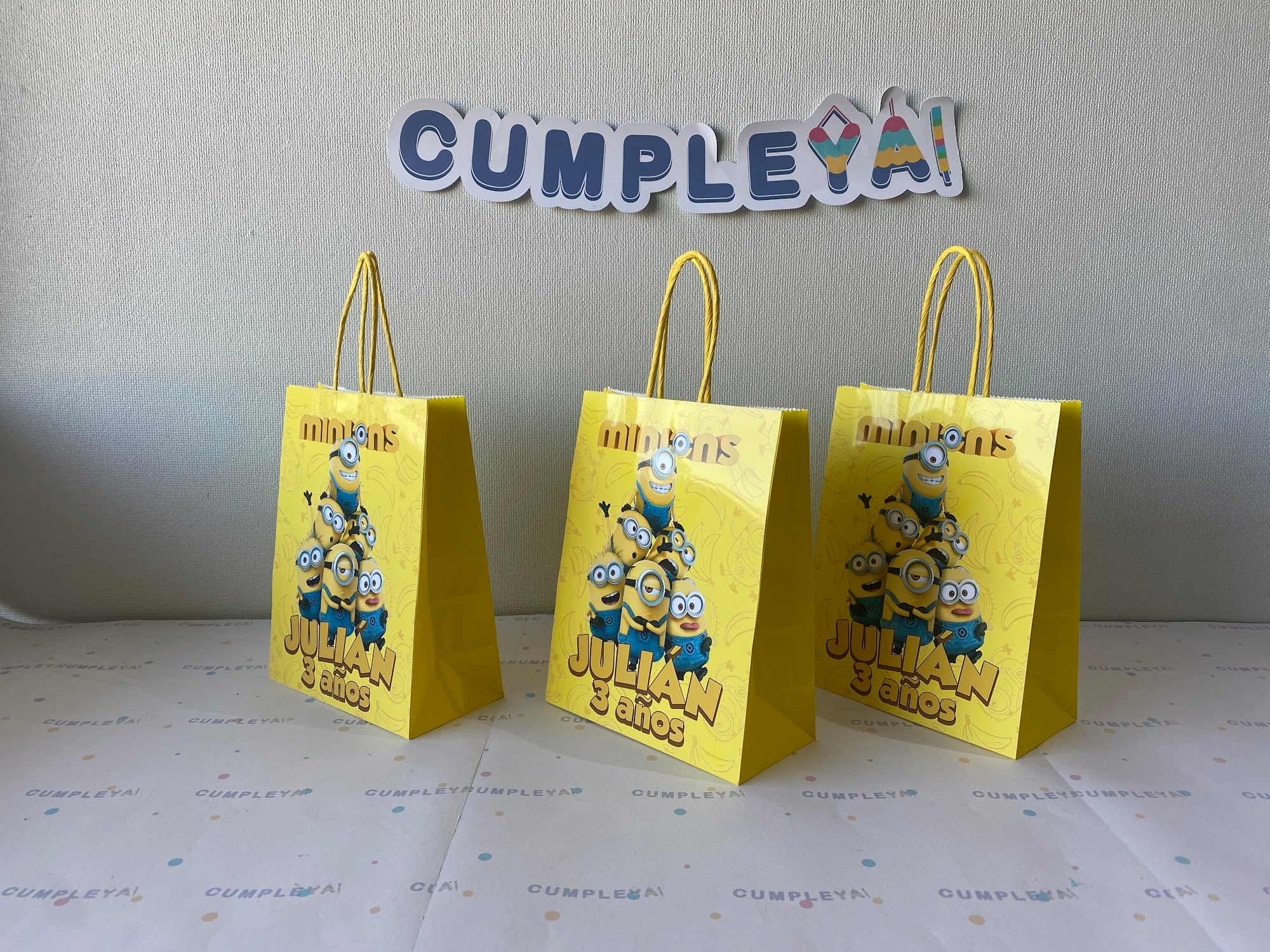 BOLSA SORPRESA 16 × 21 × 8 CM MINIONS