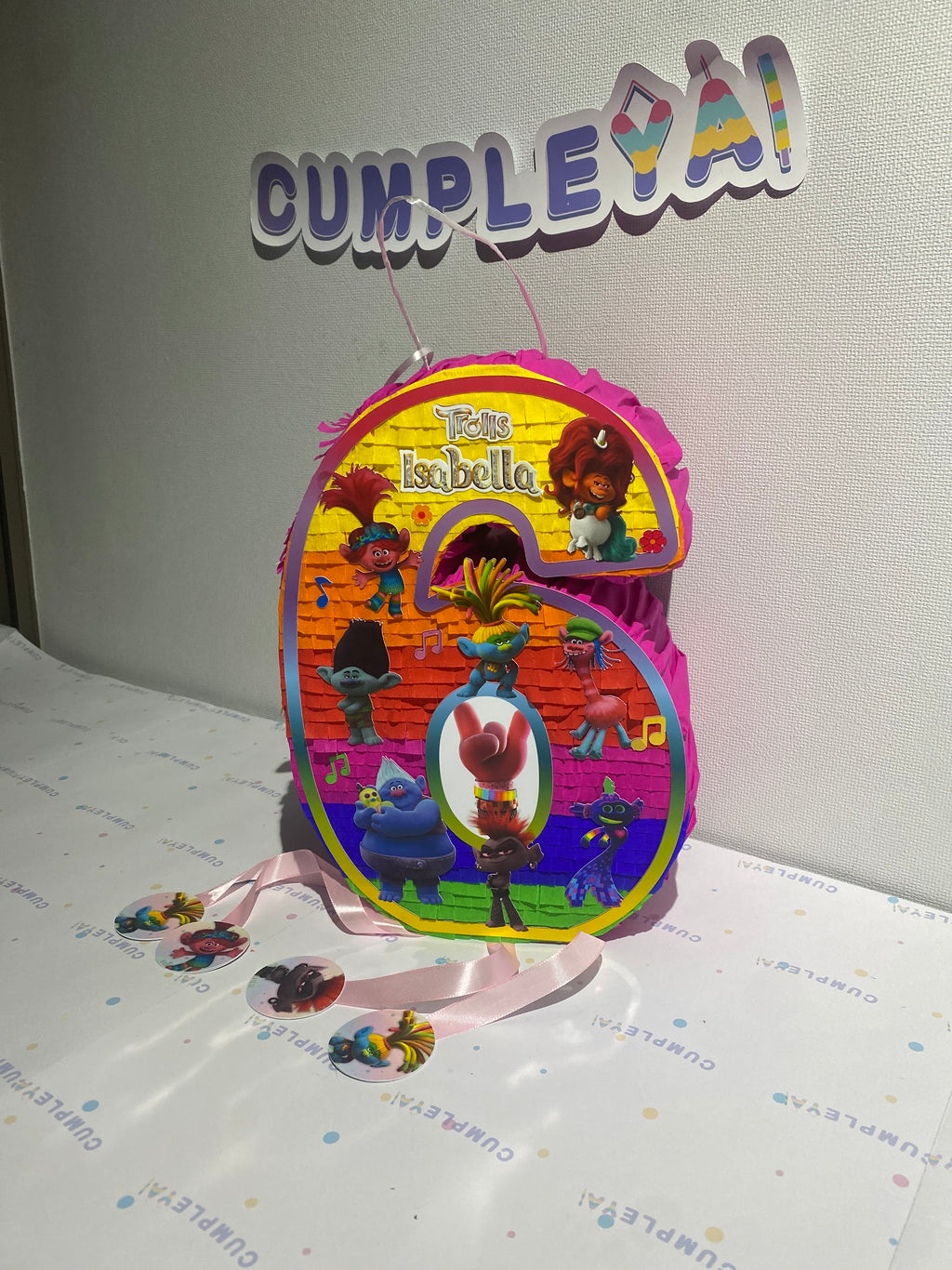 PIÑATA NUMERO 6 DE TROLLS 2 WORLD TOUR 40CM PREMIUM