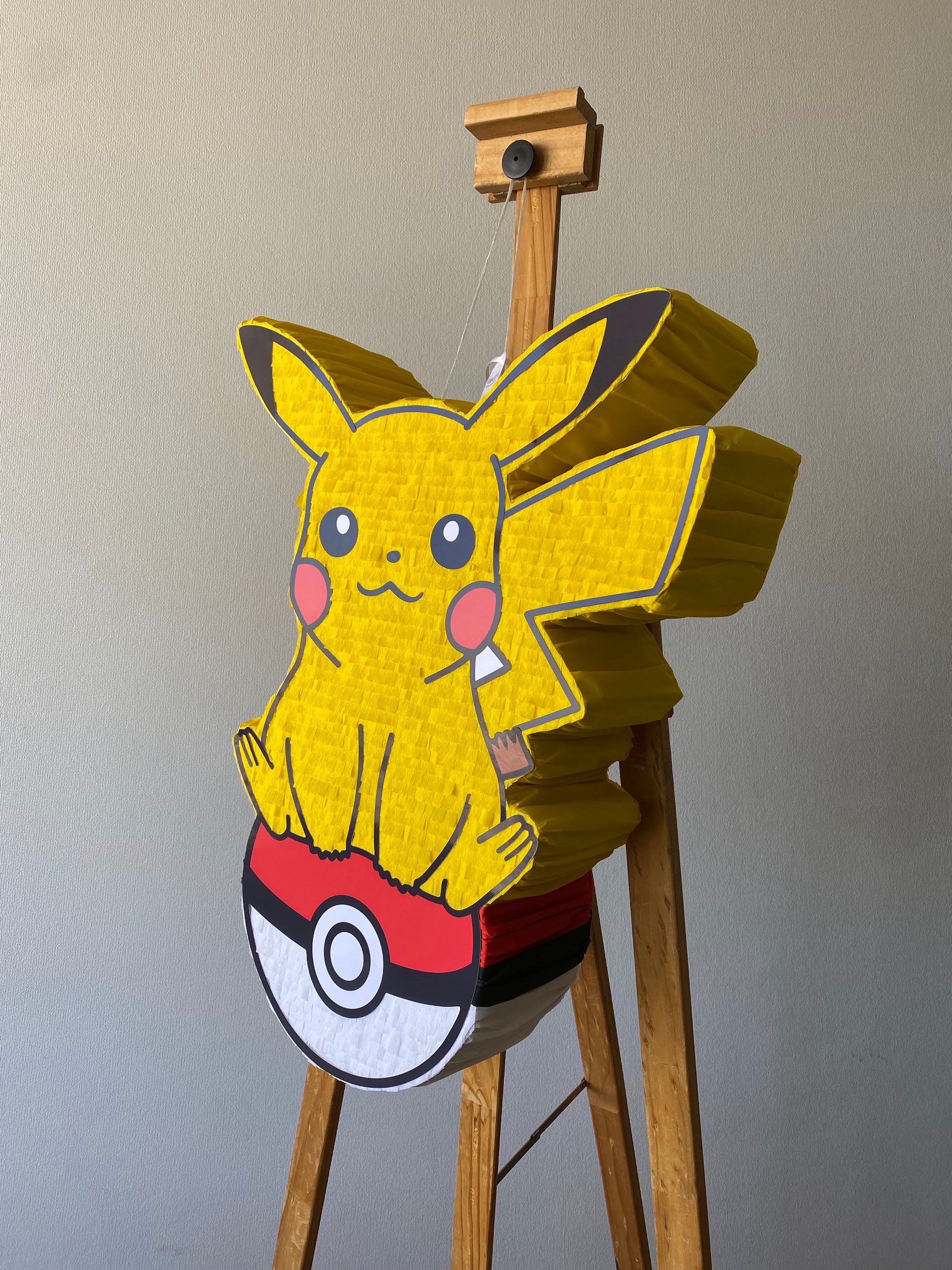 PIÑATA PIKACHU CON POKEBOLA 60CM PREMIUM