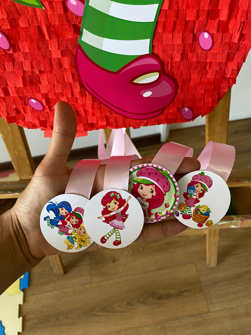 PIÑATA FRUTILLITA SENTADA 60CM PREMIUM