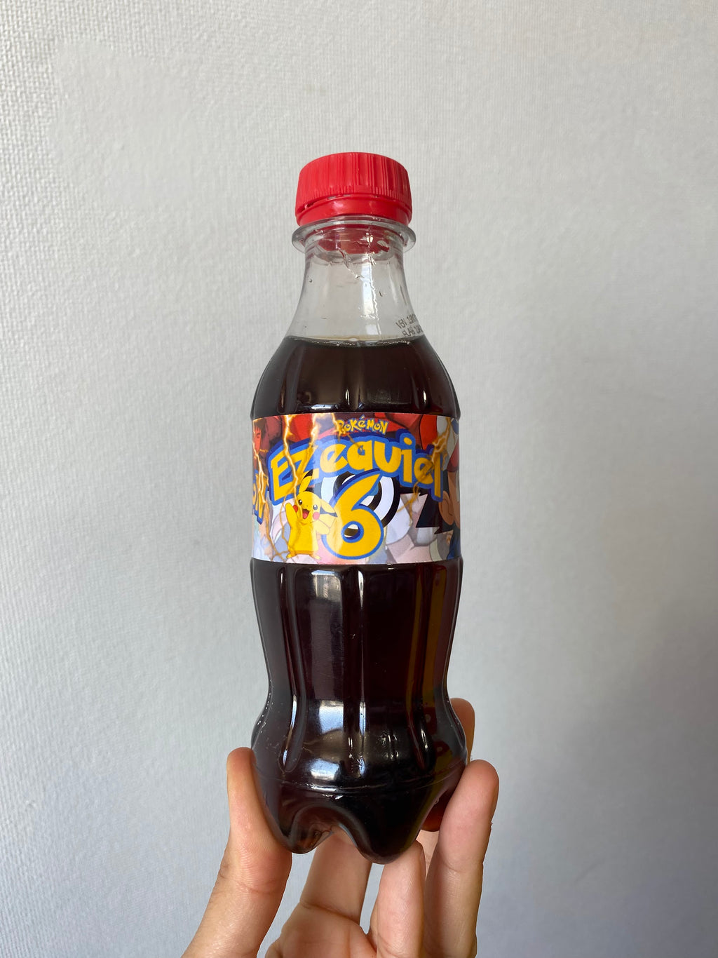 STICKER PIKACHU PARA BOTELLA 250ML 18X3, 5CM SET 12U TEMÁTICO