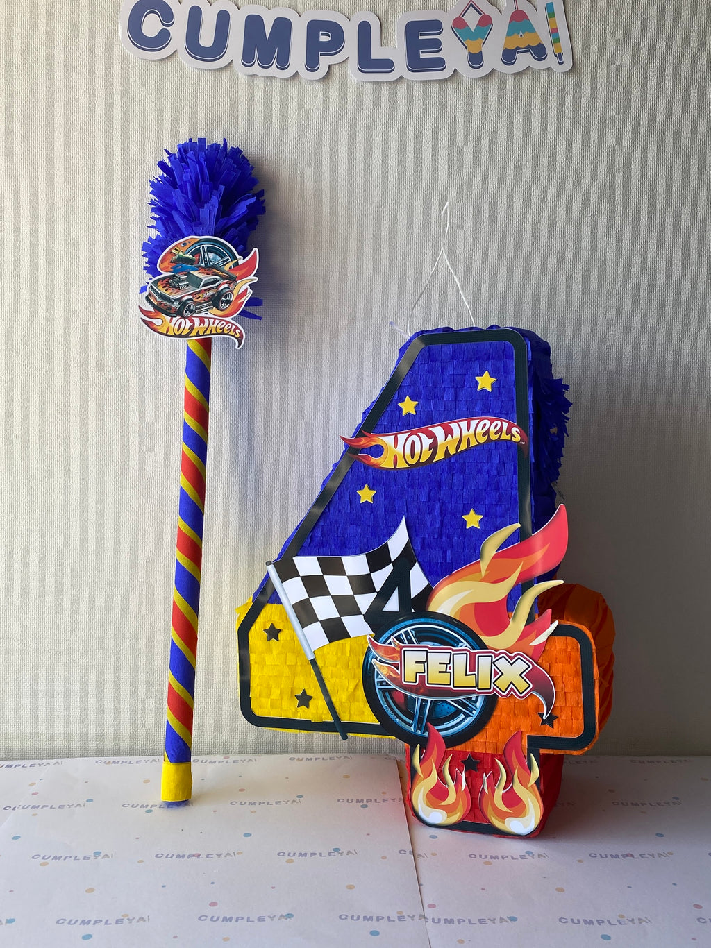 PIÑATA NUMERO 4 DE HOT WHEELS CON AZUL 40CM PREMIUM