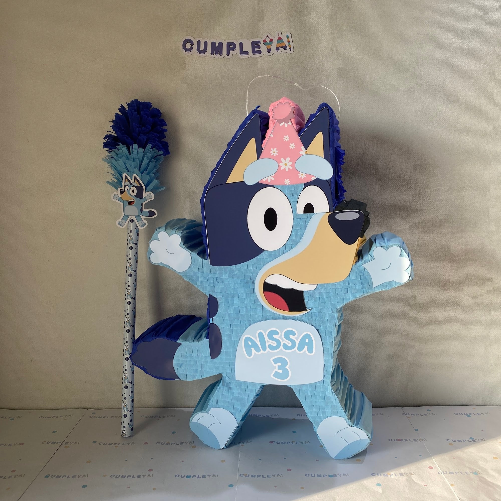 PIÑATA BLUEY CON GORRITO 60CM PREMIUM