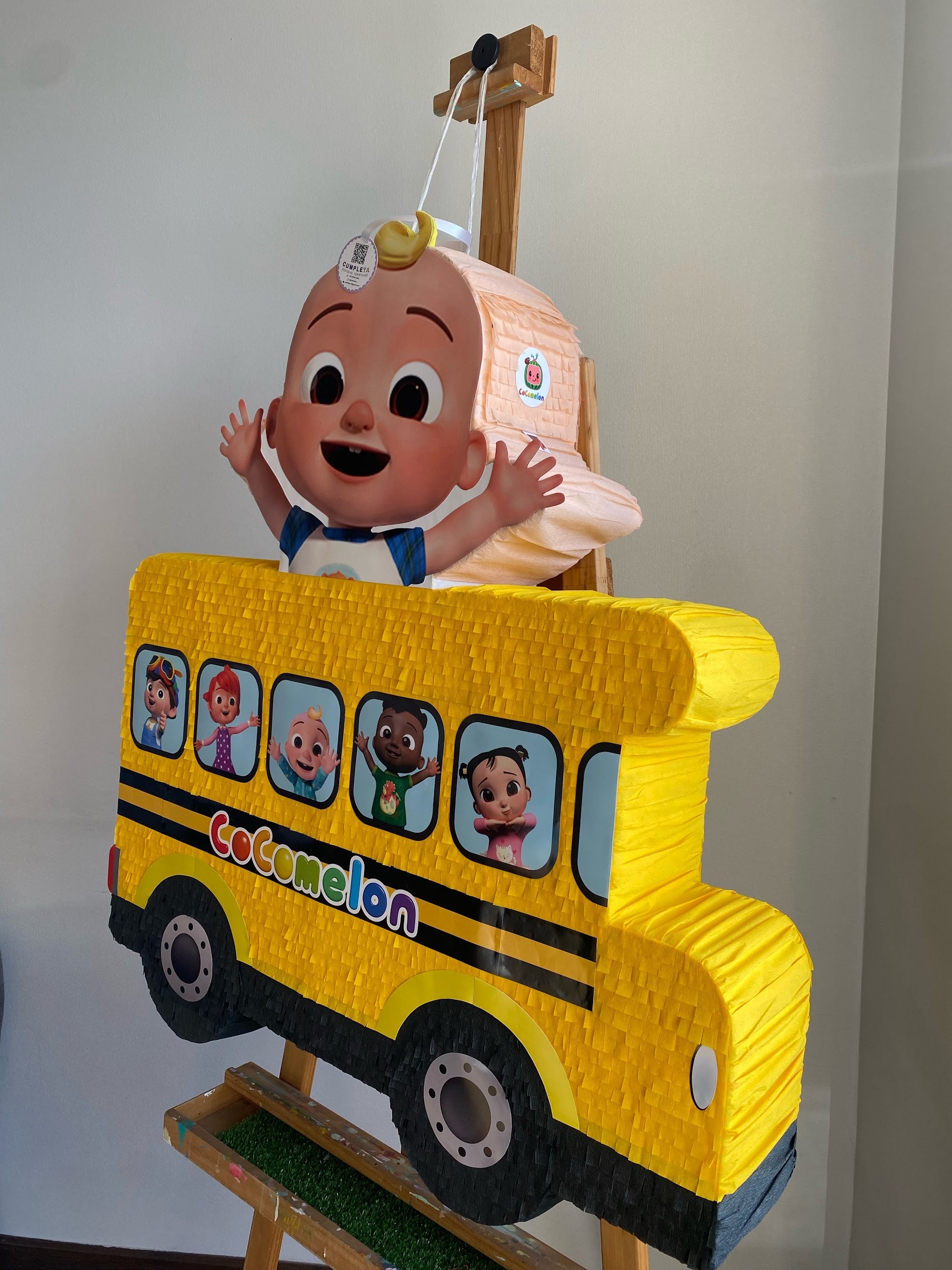 PIÑATA AUTOBÚS DE COCOMELON 60CM PREMIUM