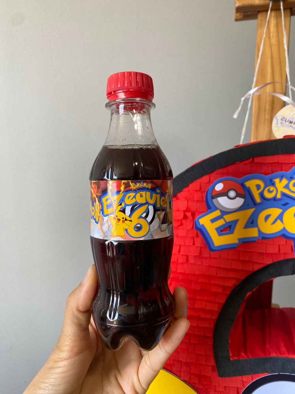 STICKER PIKACHU PARA BOTELLA 250ML 18X3, 5CM SET 12U TEMÁTICO