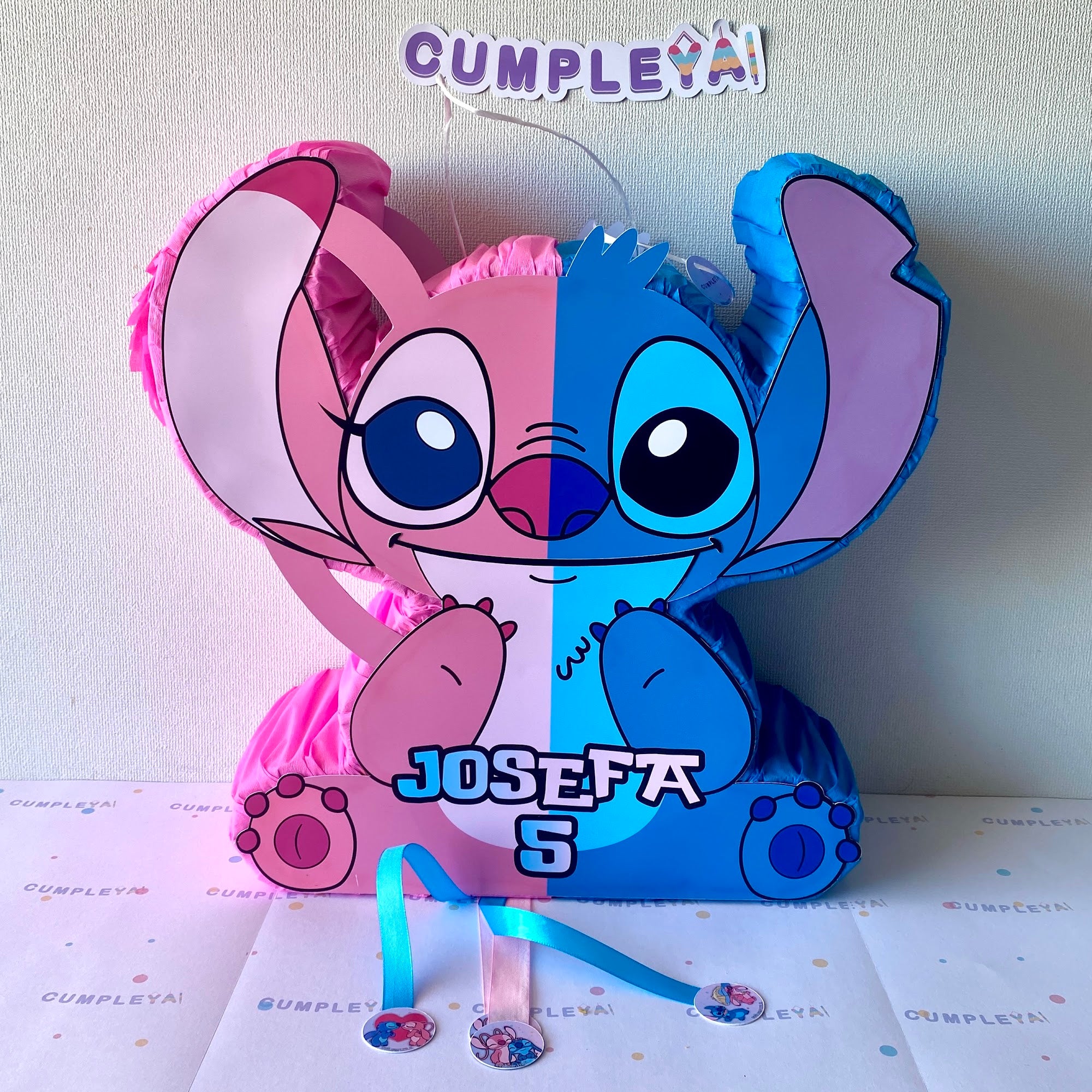 PIÑATA 40 CM STITCH Y ANGELA MANOS ARRIBA