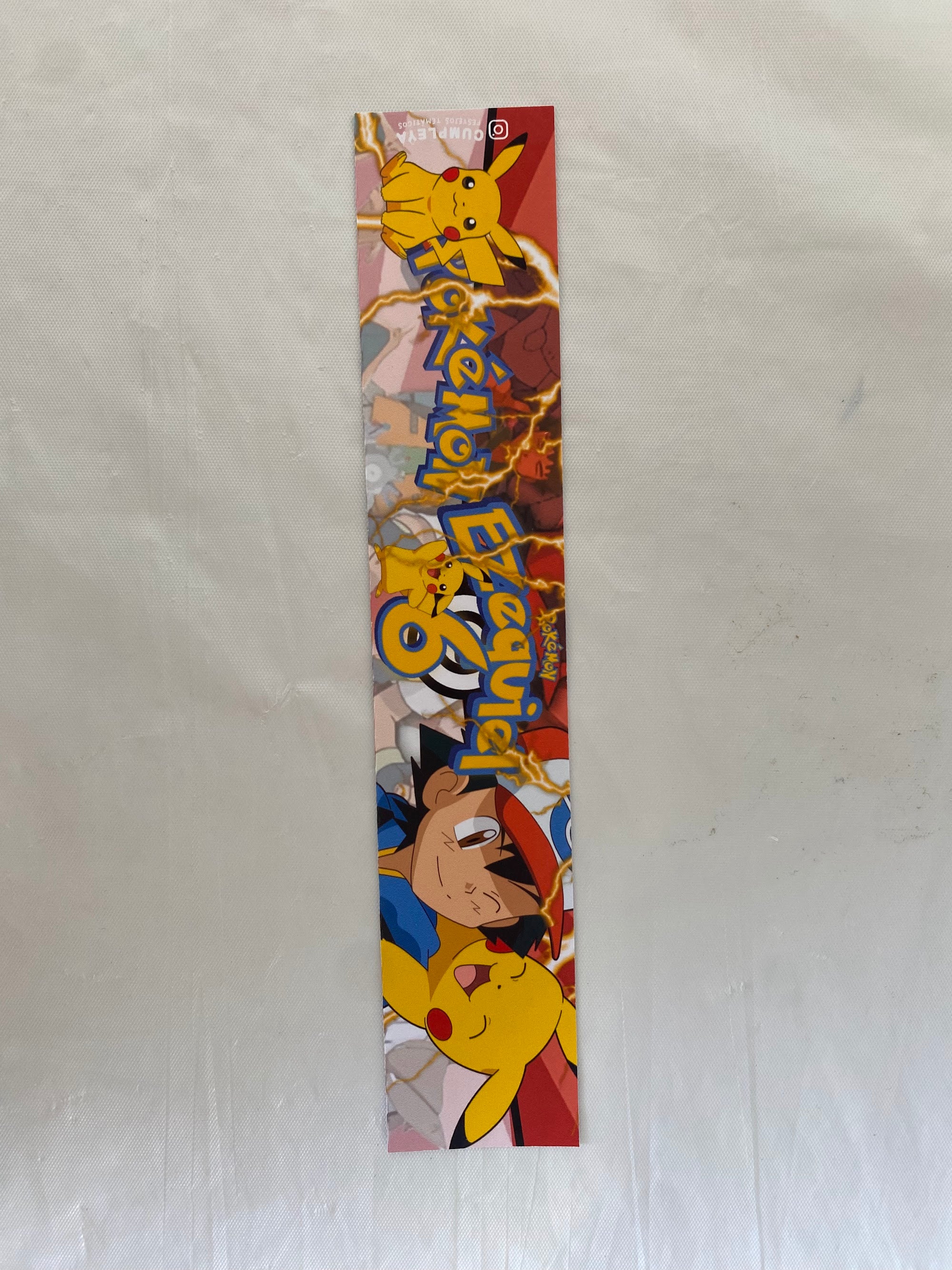 STICKER PIKACHU PARA BOTELLA 250ML 18X3, 5CM SET 12U TEMÁTICO