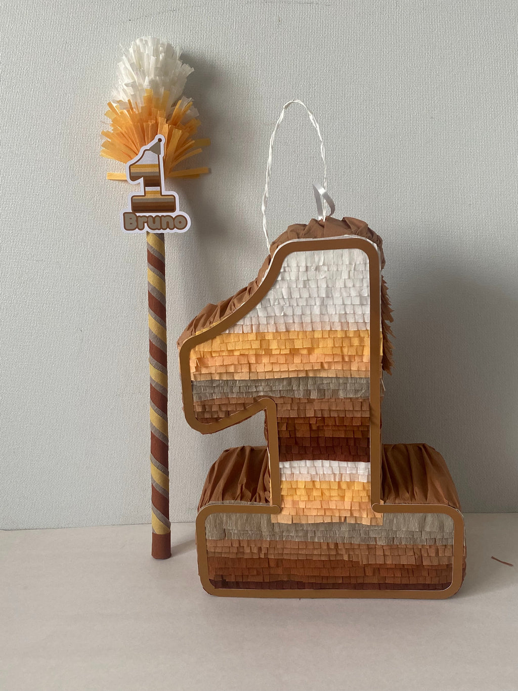 PIÑATA NÚMERO 1 TONALIDADES BEIGE A MARRÓN 40CM PREMIUM