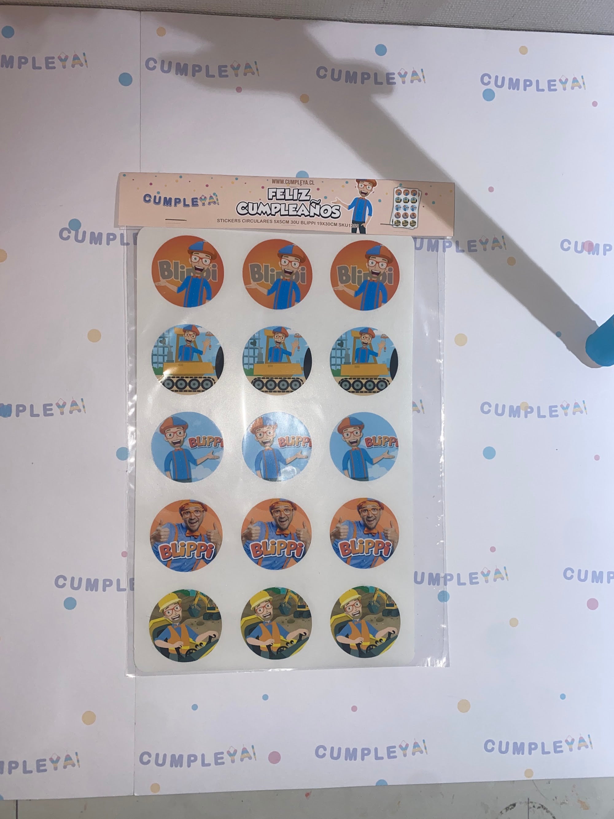 30 STICKER CIRCULARES 5 X 5 CM BLIPPI