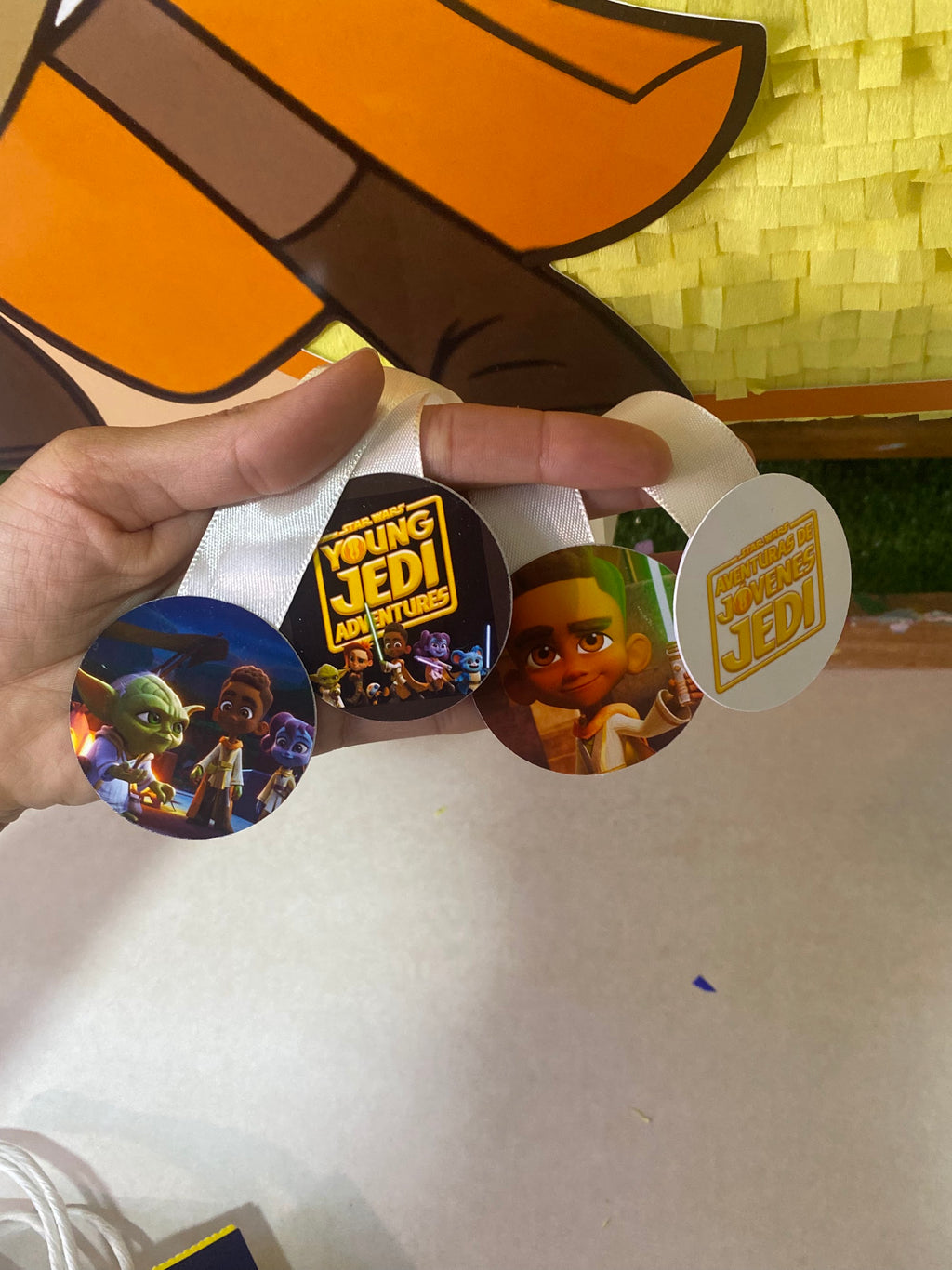 PIÑATA LAS AVENTURAS DE JÓVENES JEDI NÚMERO 6 60CM PREMIUM