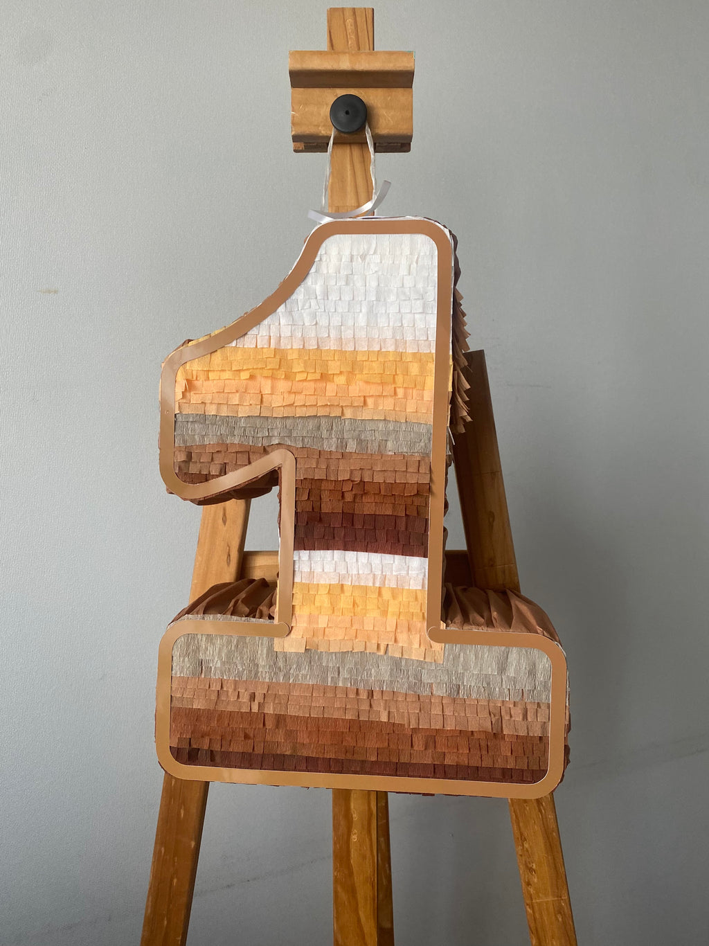 PIÑATA NÚMERO 1 TONALIDADES BEIGE A MARRÓN 40CM PREMIUM