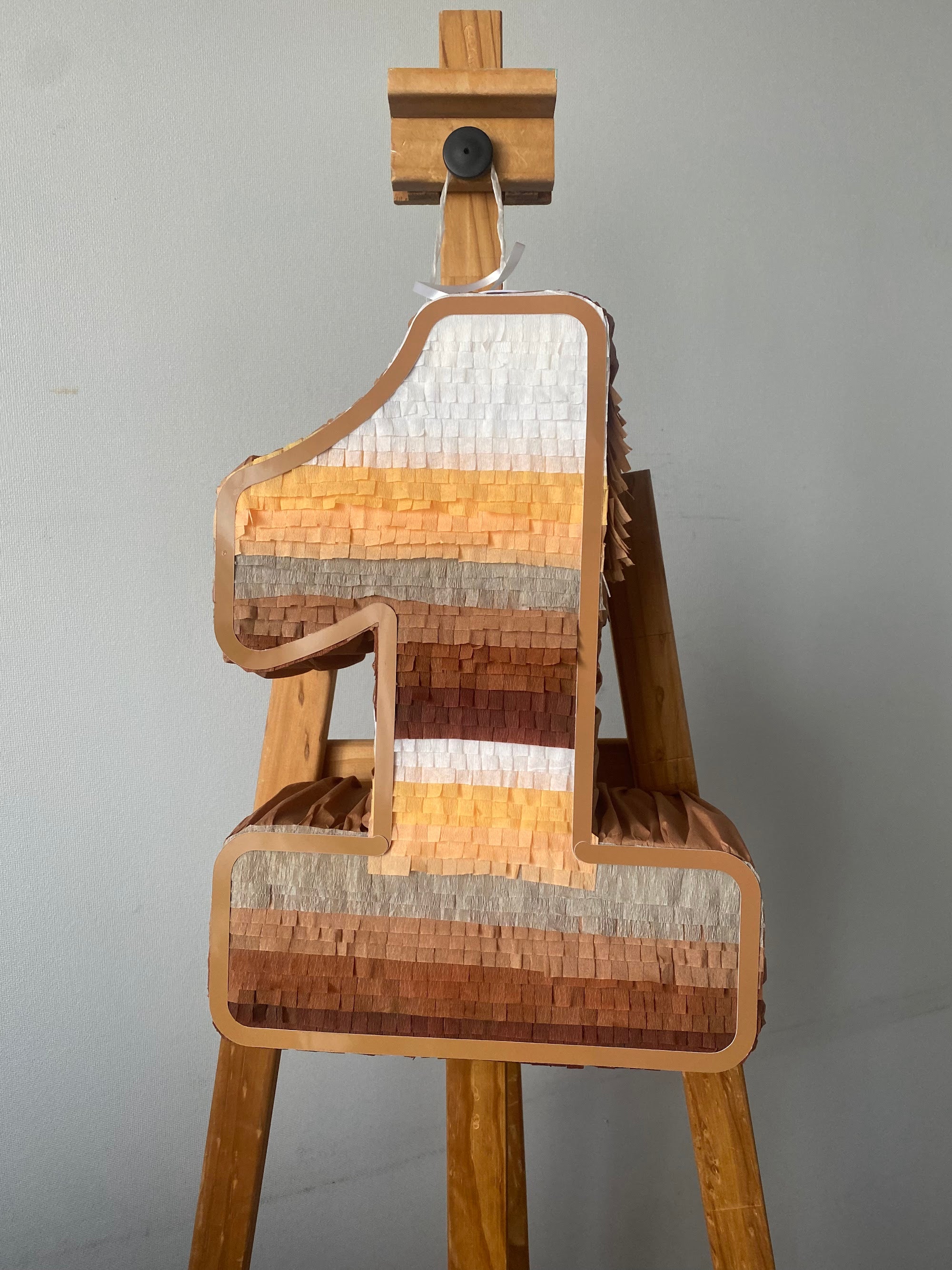 PIÑATA NÚMERO 1 TONALIDADES BEIGE A MARRÓN 40CM PREMIUM