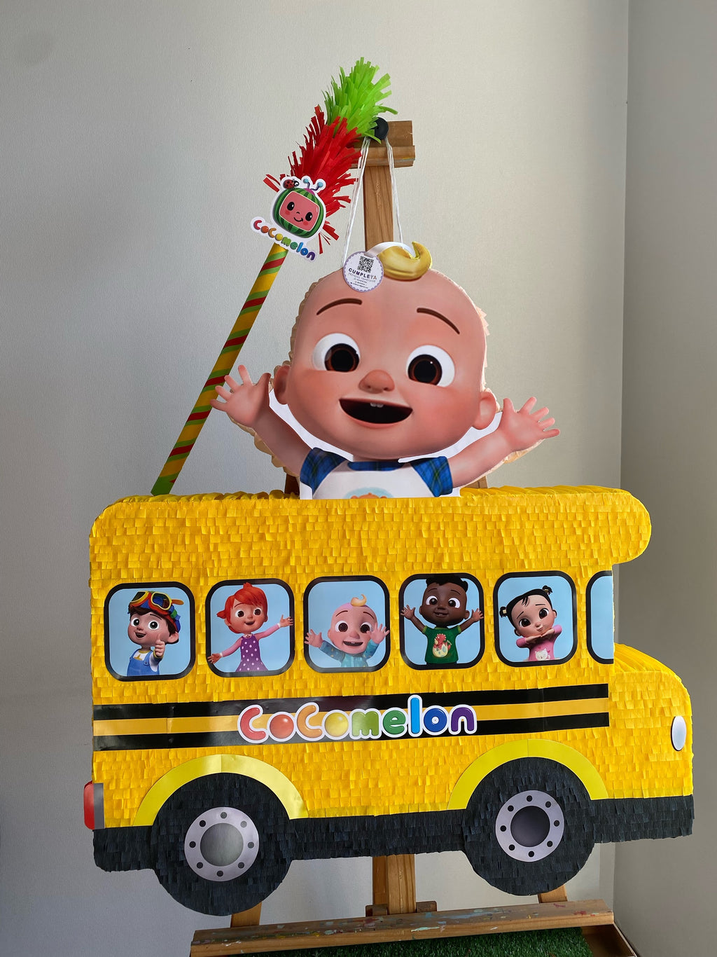 PIÑATA AUTOBÚS DE COCOMELON 60CM PREMIUM