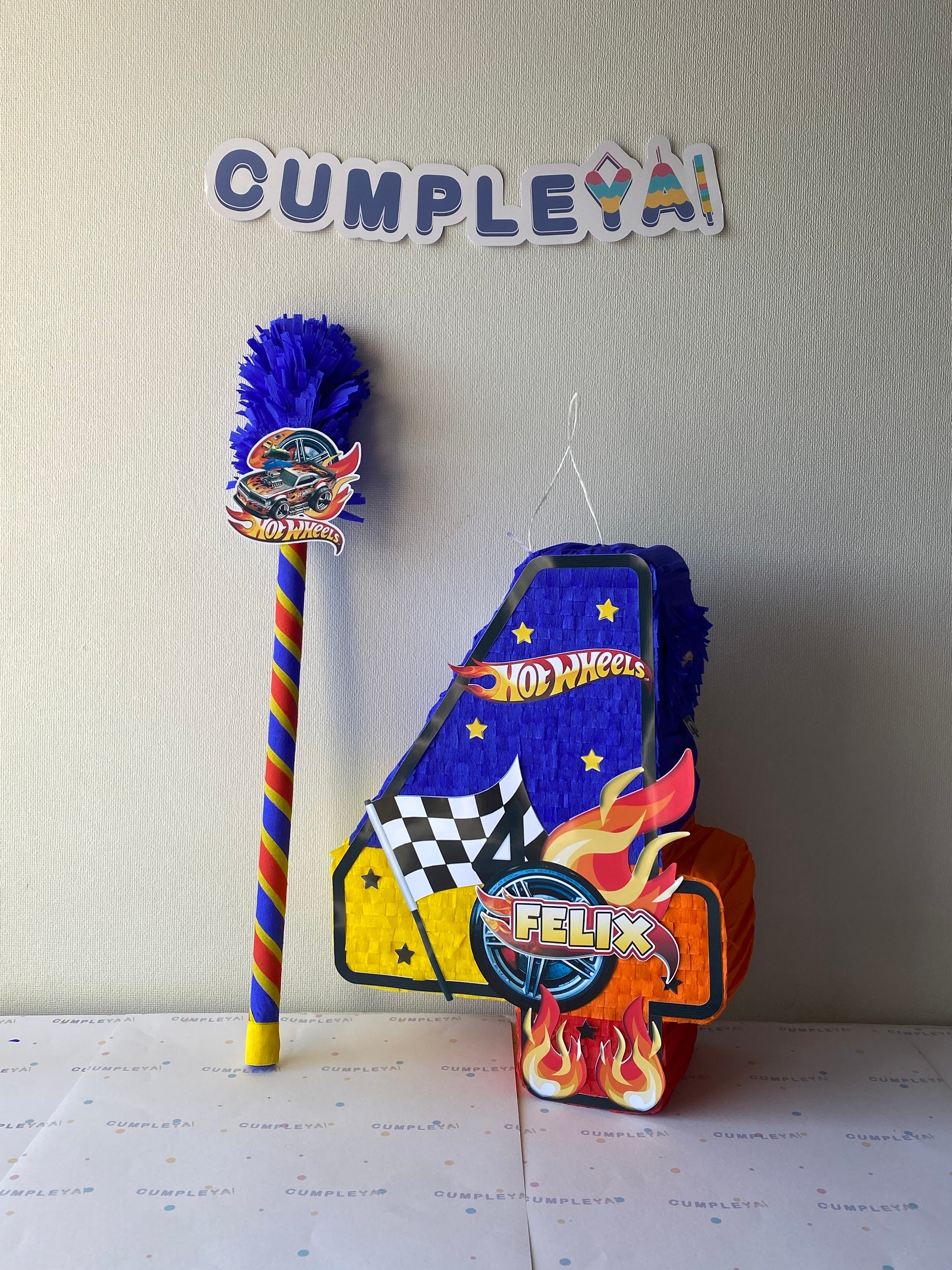 PIÑATA NUMERO 4 DE HOT WHEELS CON AZUL 40CM PREMIUM
