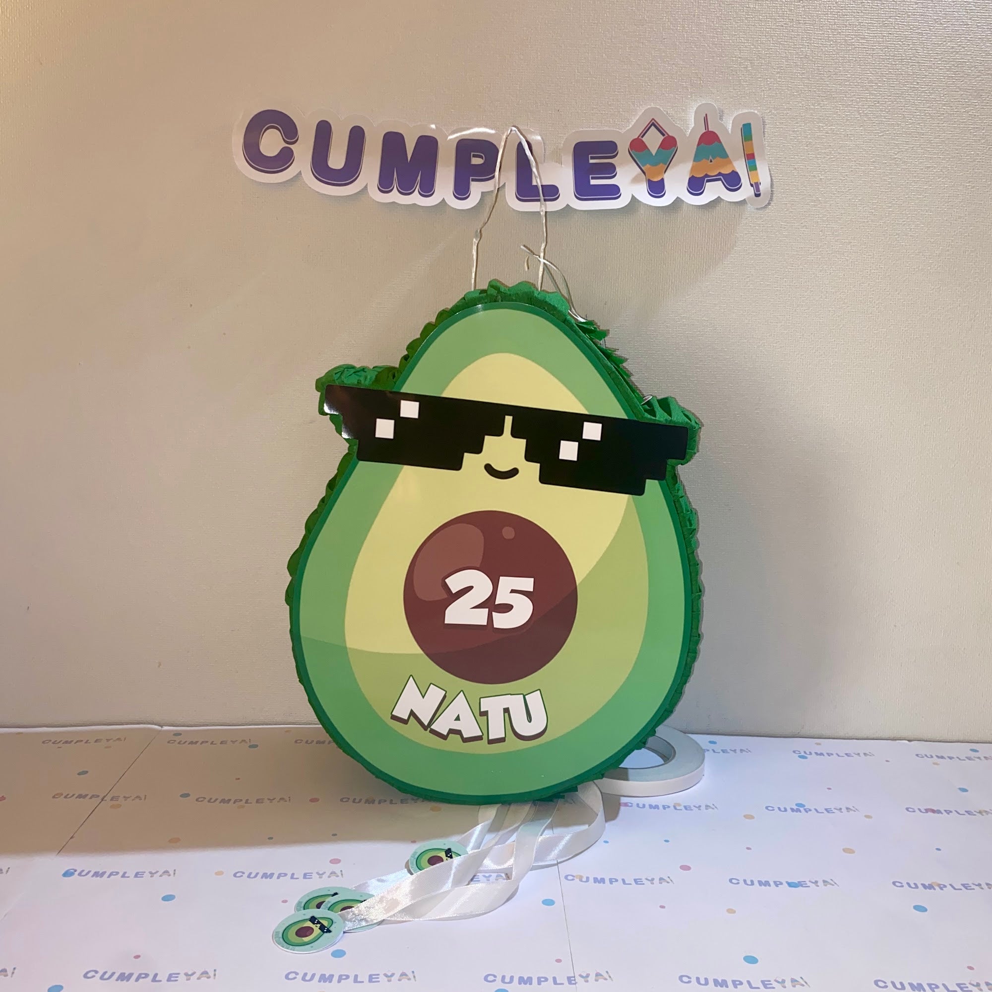 PIÑATA 40 CM PALTA CON LENTE