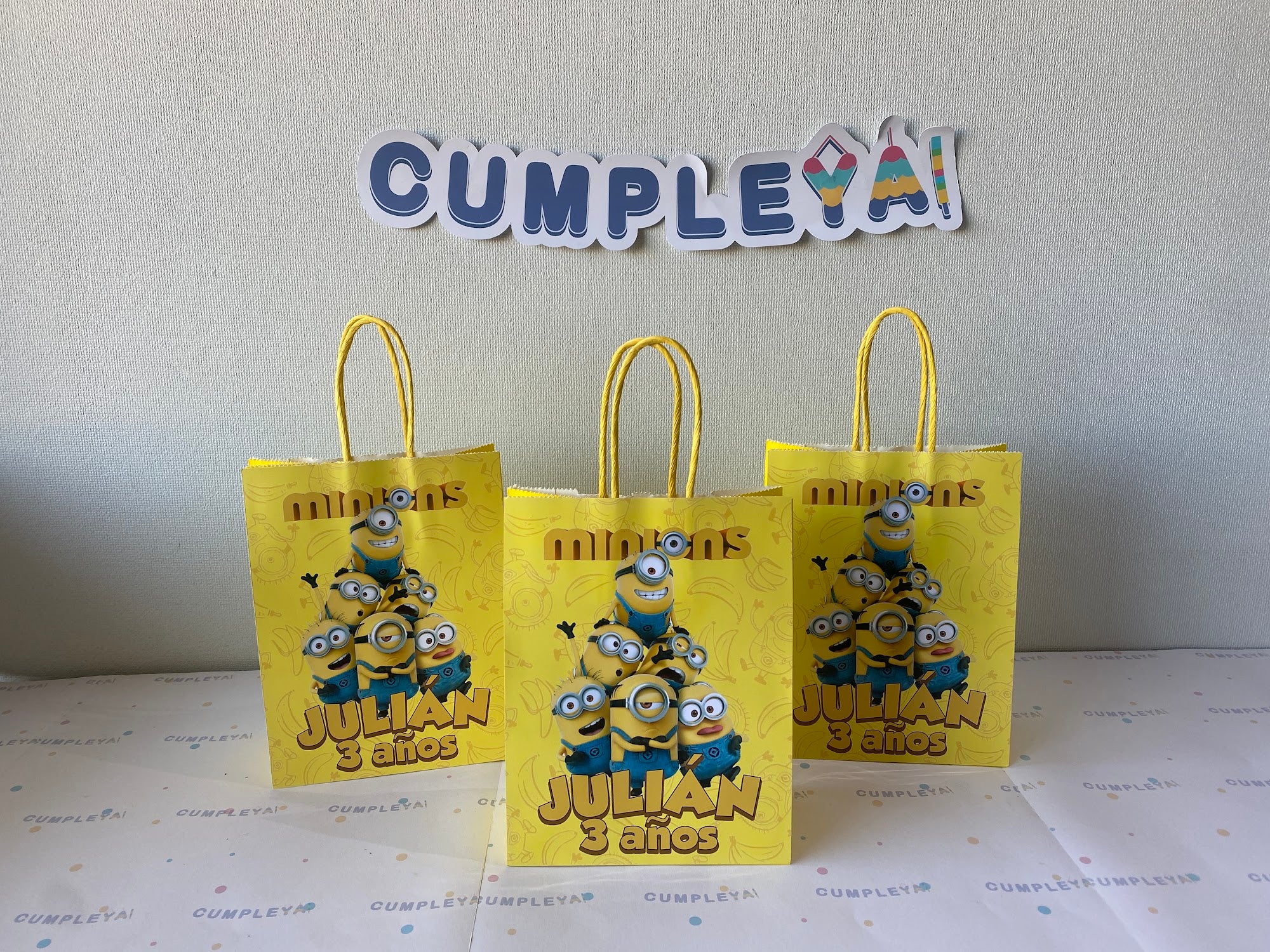 BOLSA SORPRESA 16 × 21 × 8 CM MINIONS