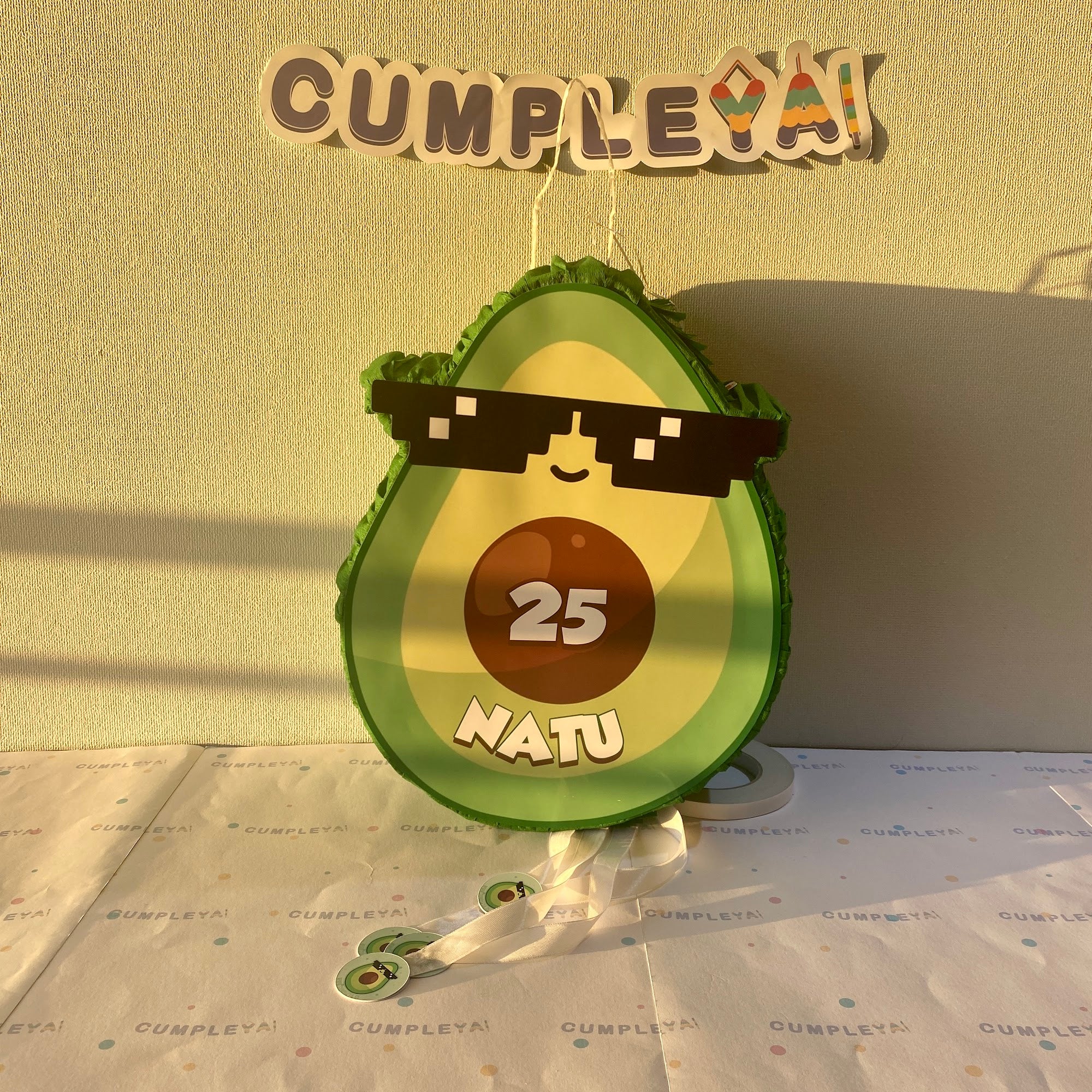PIÑATA 40 CM PALTA CON LENTE