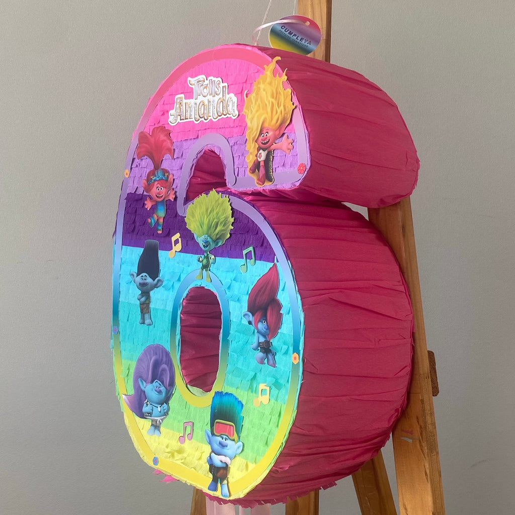PIÑATA NÚMERO 6 DE TROLLS 40CM PREMIUM