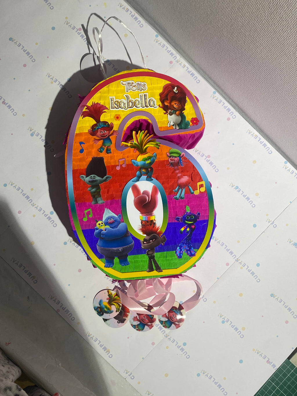 PIÑATA NUMERO 6 DE TROLLS 2 WORLD TOUR 40CM PREMIUM