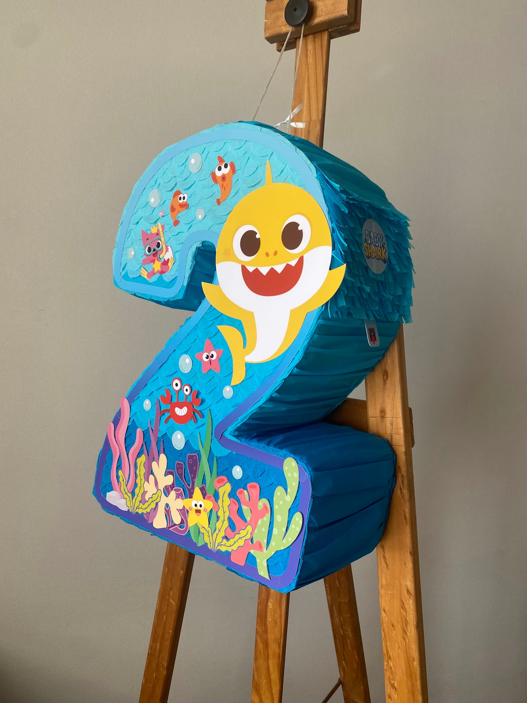 PIÑATA NUMERO 2 BABY SHARK 40CM PREMIUM