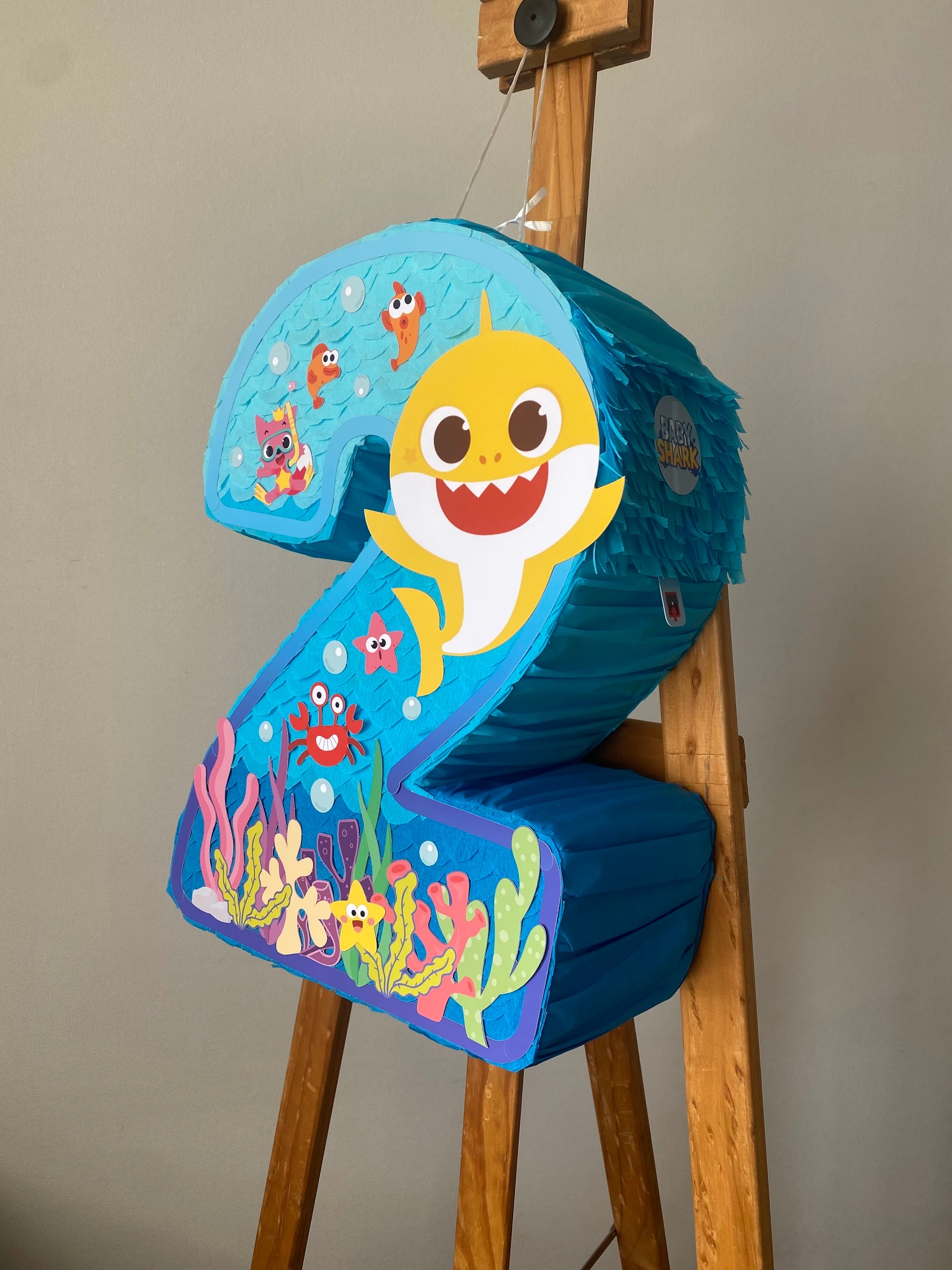 PIÑATA NUMERO 2 BABY SHARK 40CM PREMIUM