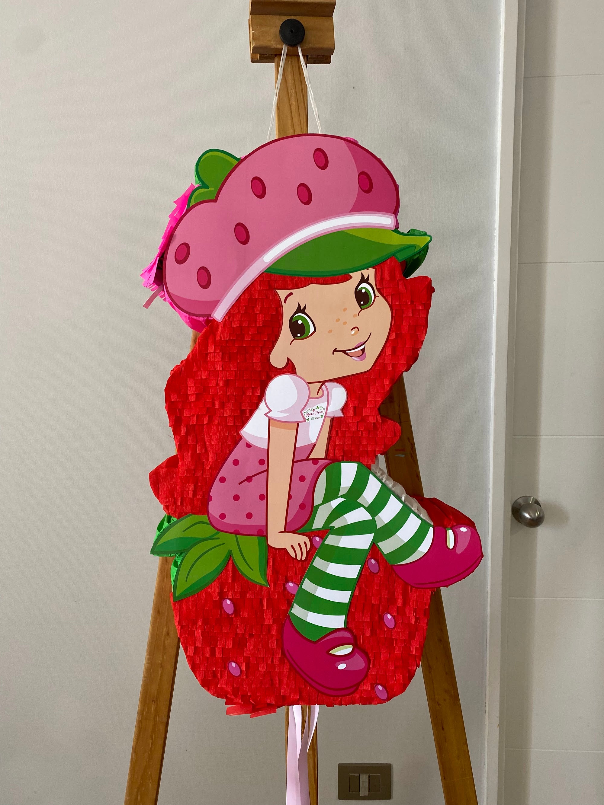 PIÑATA FRUTILLITA SENTADA 60CM PREMIUM