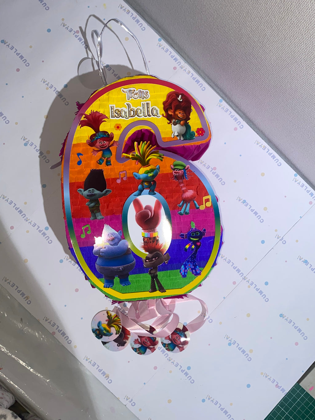 PIÑATA NUMERO 6 DE TROLLS 2 WORLD TOUR 40CM PREMIUM