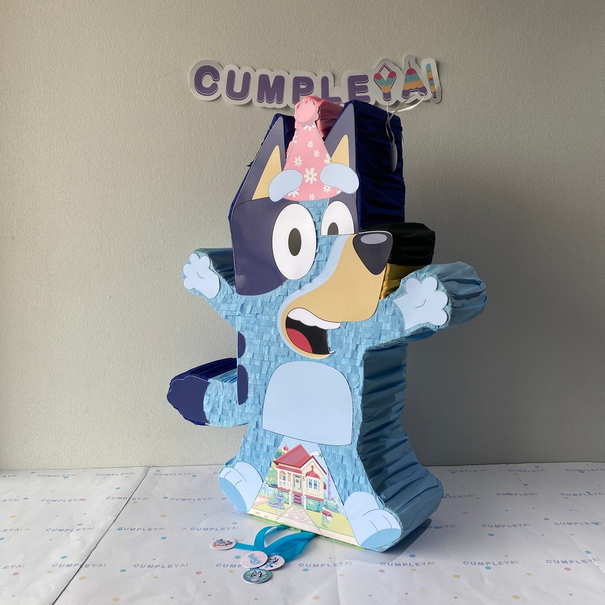 PIÑATA BLUEY CON GORRITO 60CM PREMIUM