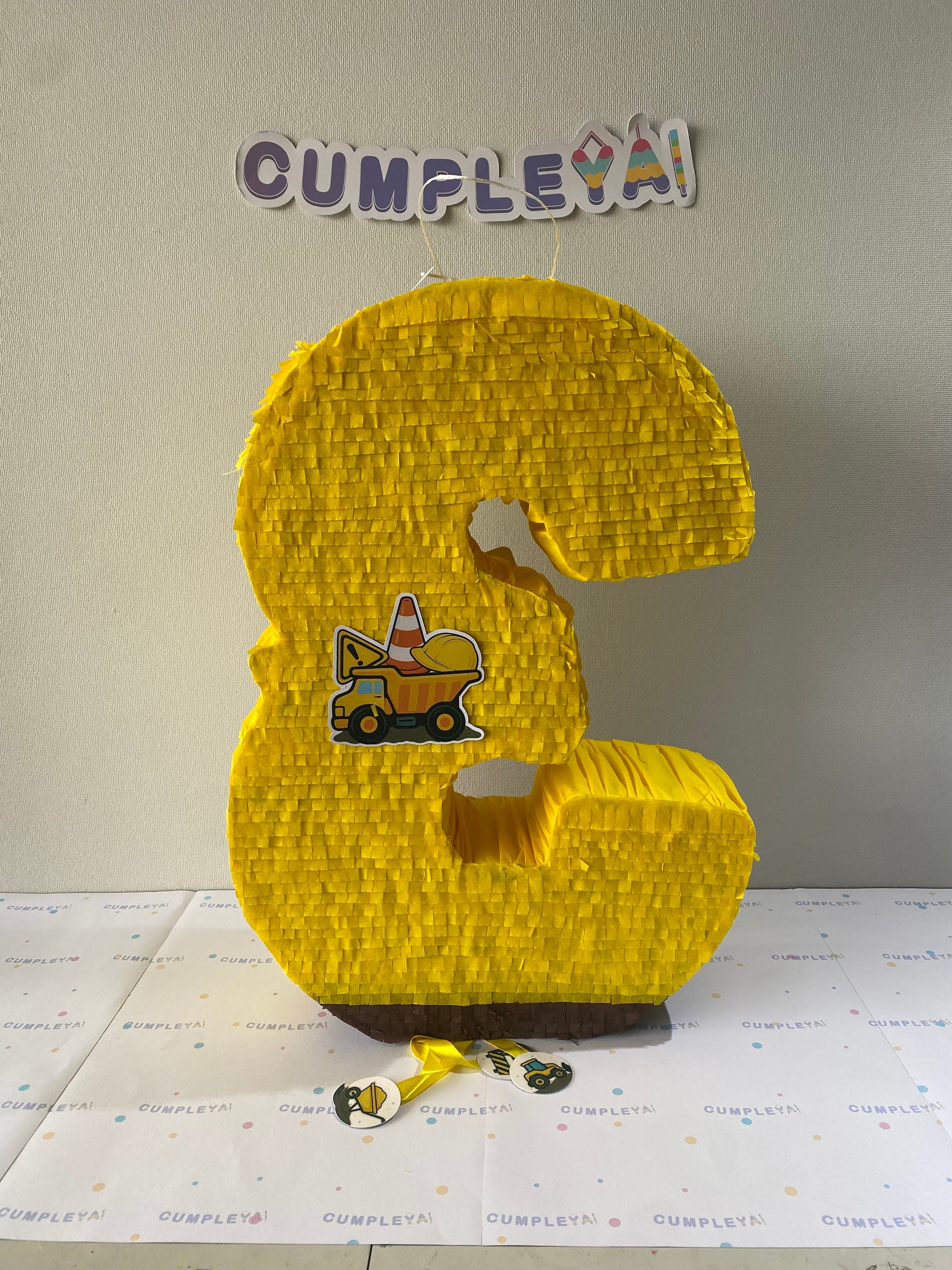 PIÑATA NUMERO 3 CAMIONES DE CONSTRUCCIÓN 60CM PREMIUM