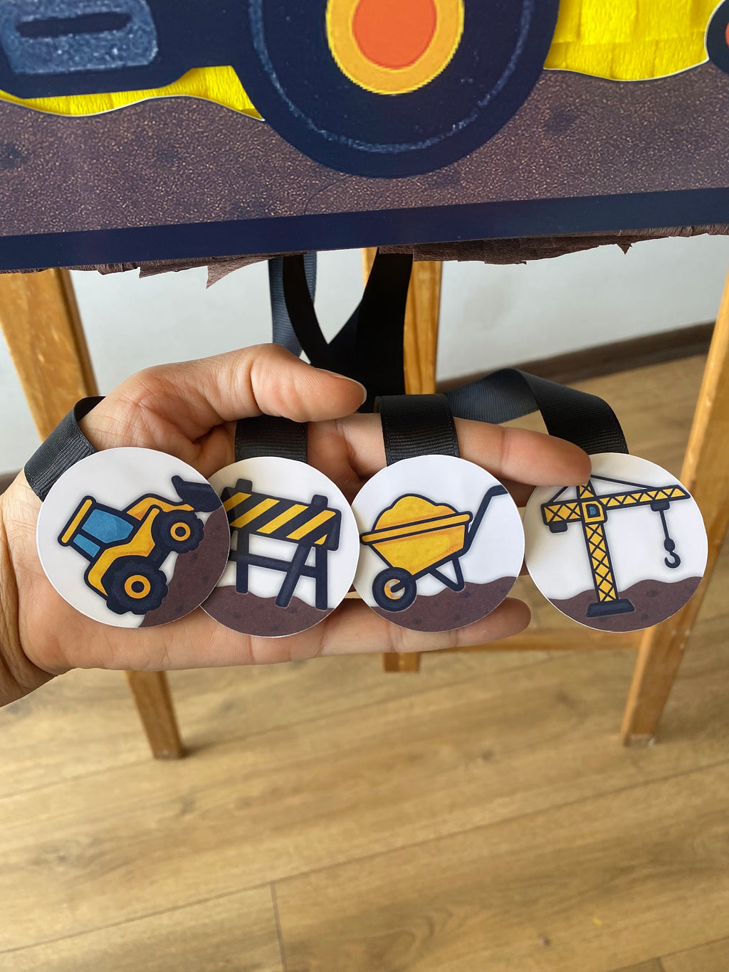 PIÑATA NUMERO 2 CAMION DE CONSTRUCCION 60CM PREMIUM