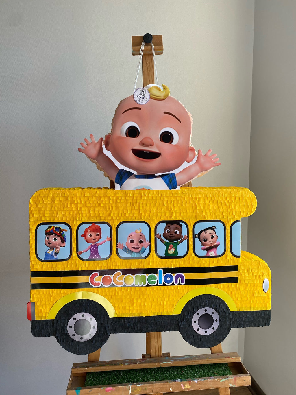 PIÑATA AUTOBÚS DE COCOMELON 60CM PREMIUM