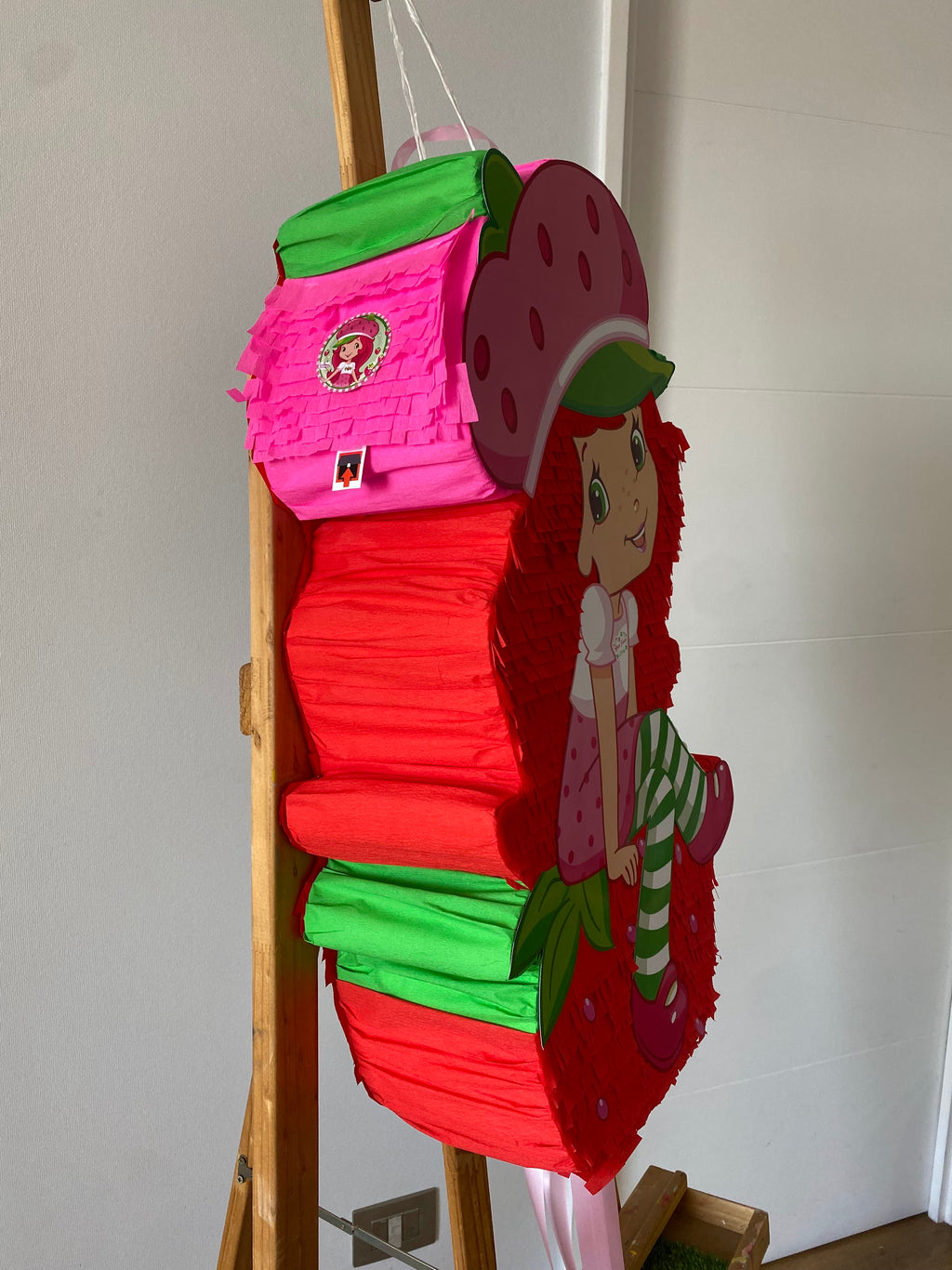 PIÑATA FRUTILLITA SENTADA 60CM PREMIUM