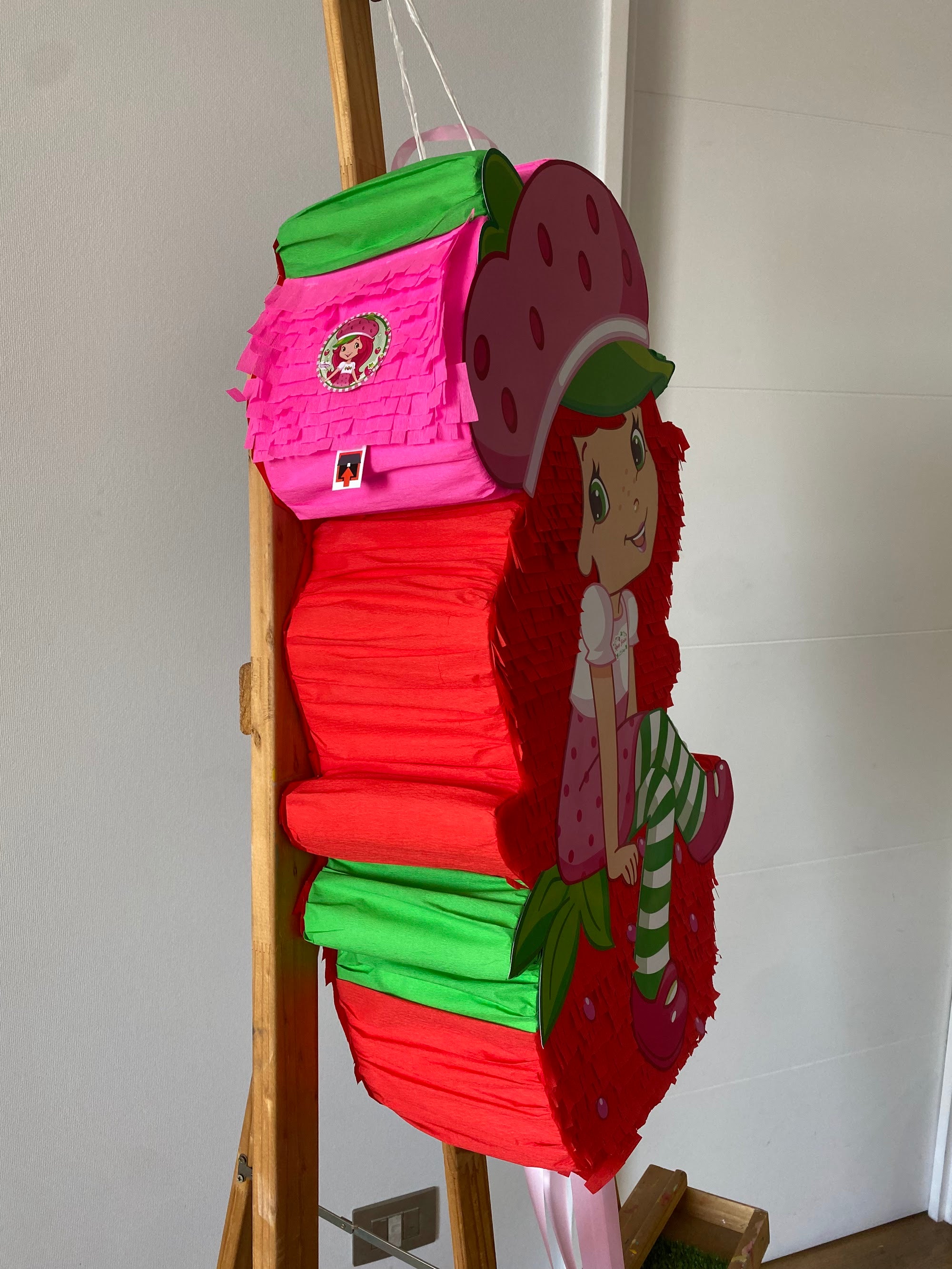 PIÑATA FRUTILLITA SENTADA 60CM PREMIUM