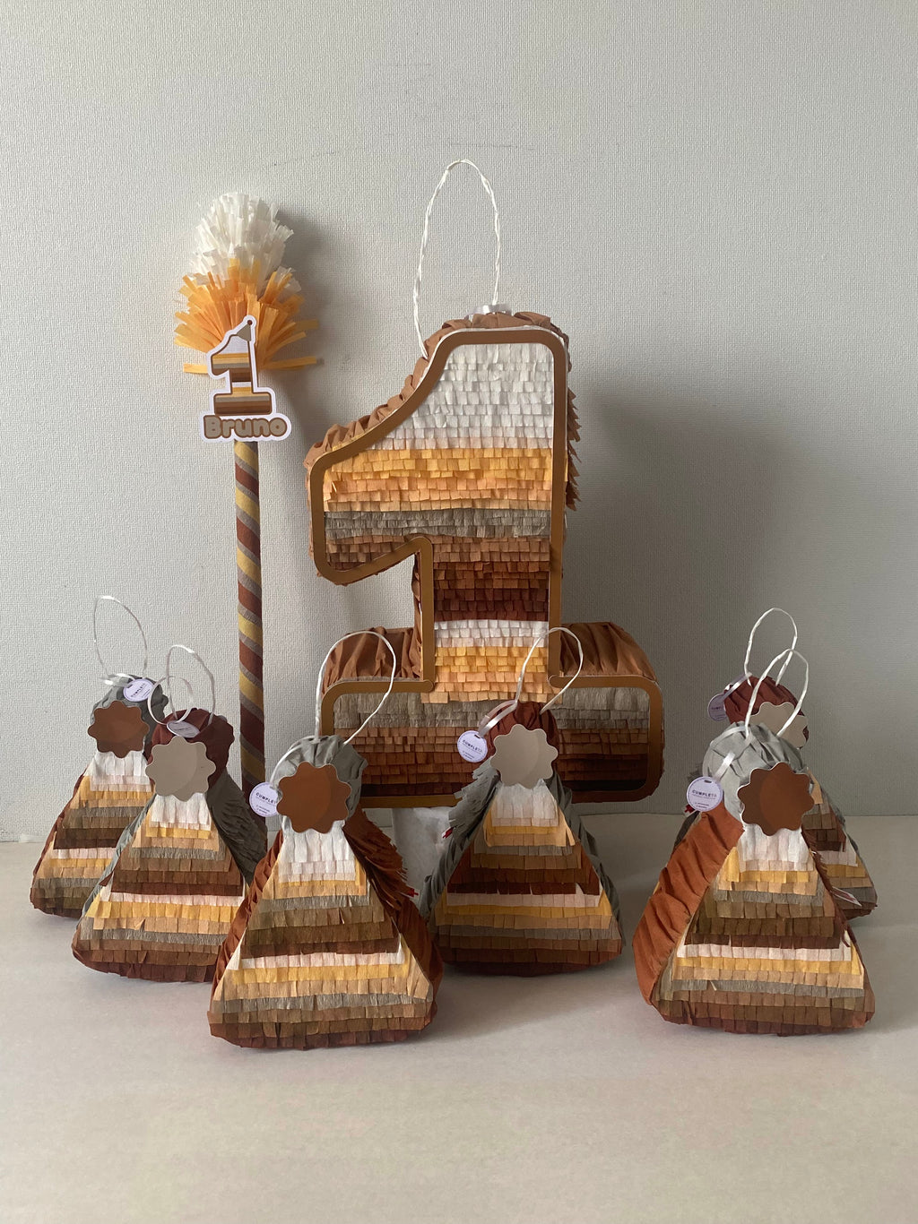 PIÑATA NÚMERO 1 TONALIDADES BEIGE A MARRÓN 40CM PREMIUM