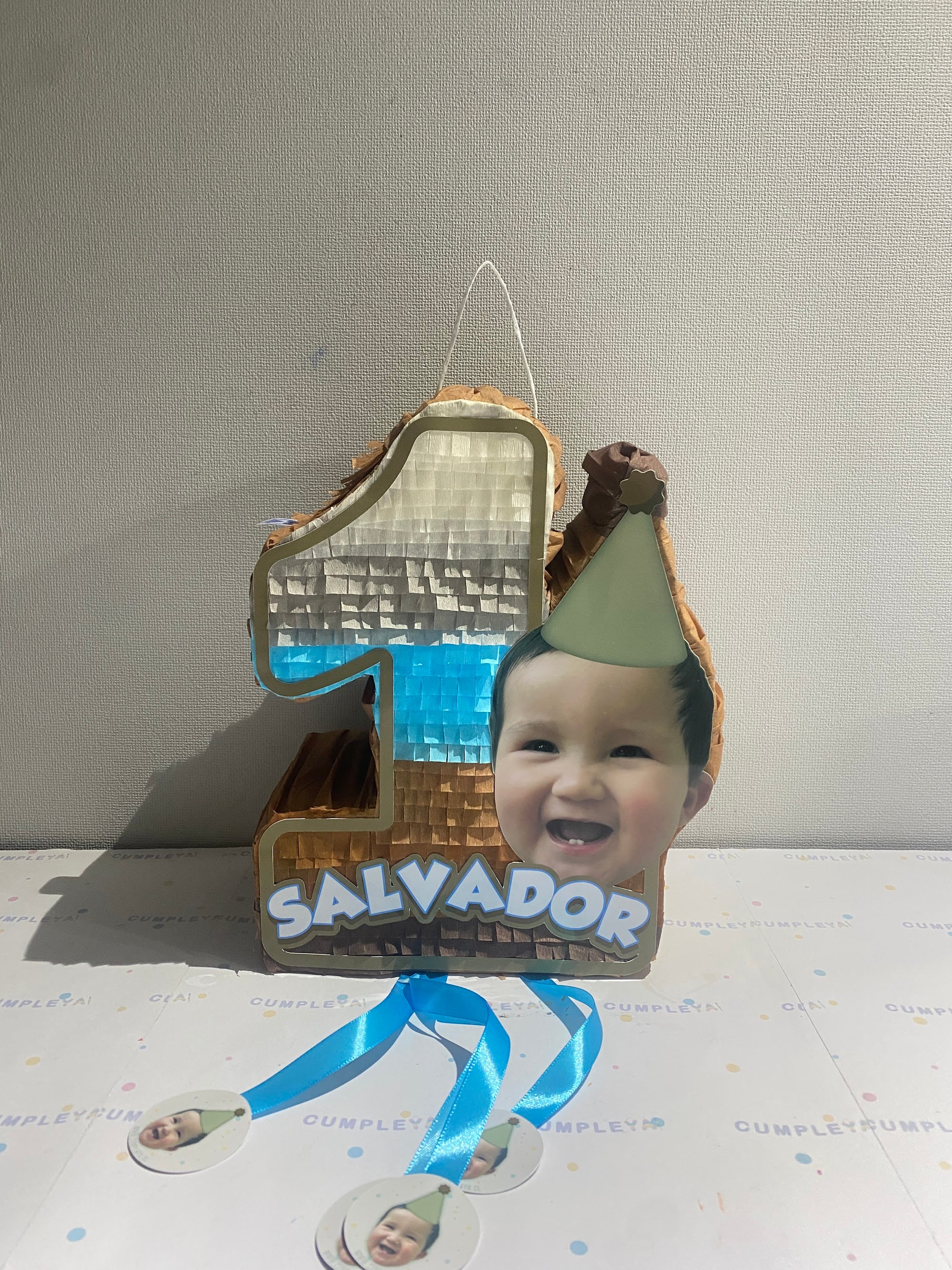 PIÑATA NUMERO 1 COLORES MARRON, BEIGS Y CELESTE 40CM PREMIUM