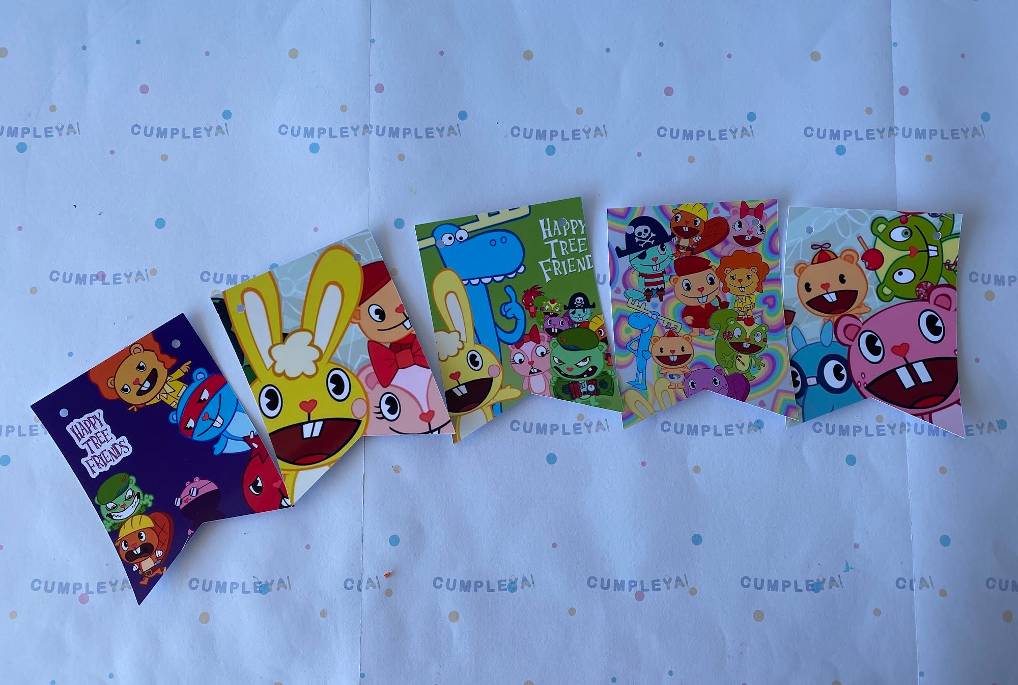 BANDERIN HAPPY TREE FRIENDS POR LETRA 11X14CM