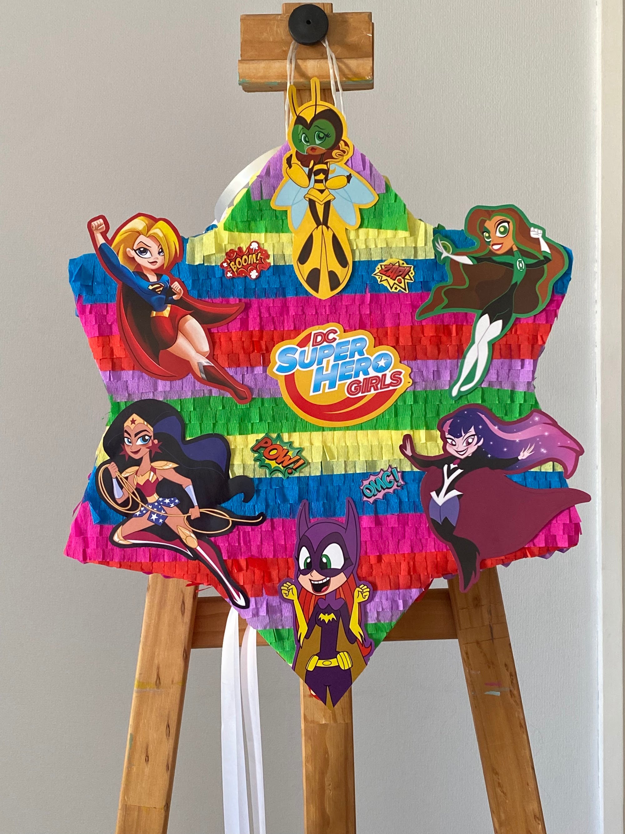 PIÑATA NÚMERO 5 DE SUPERHEROE GIRL 40CM PREMIUM