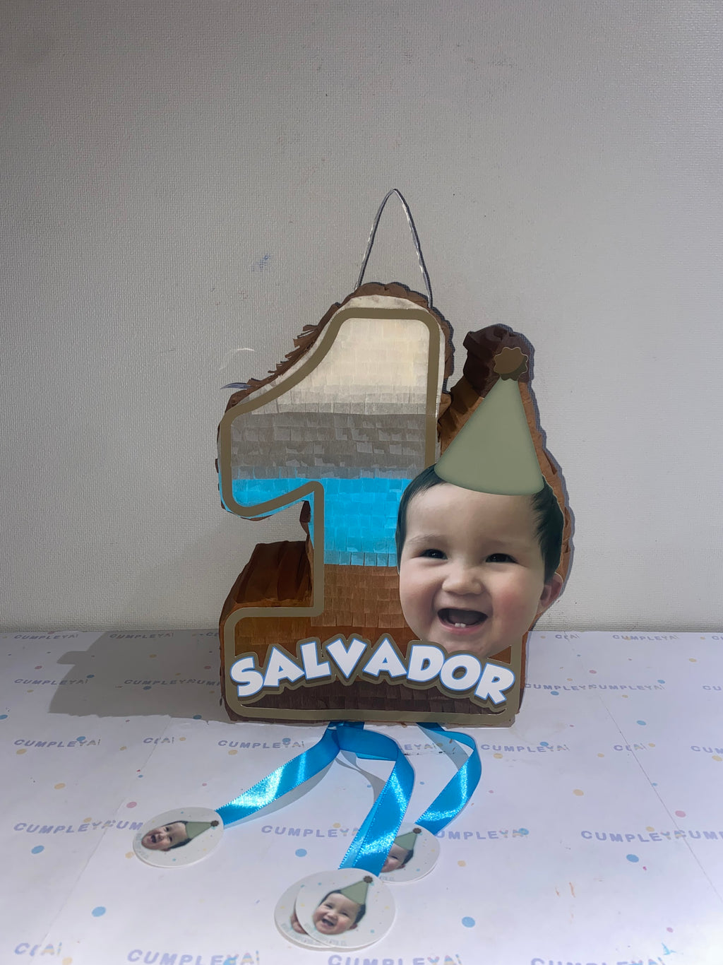 PIÑATA NUMERO 1 COLORES MARRON, BEIGS Y CELESTE 40CM PREMIUM