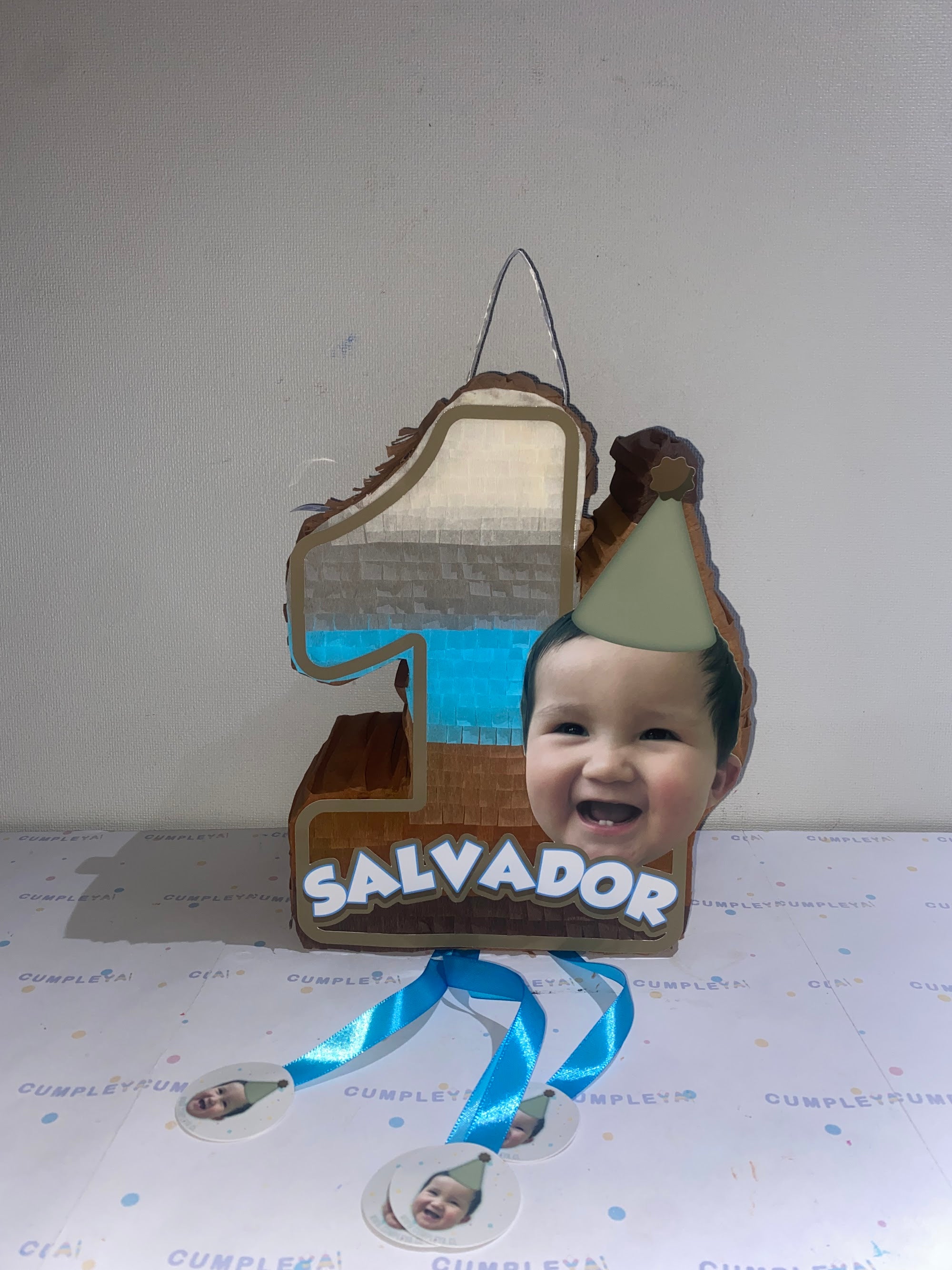 PIÑATA NUMERO 1 COLORES MARRON, BEIGS Y CELESTE 40CM PREMIUM