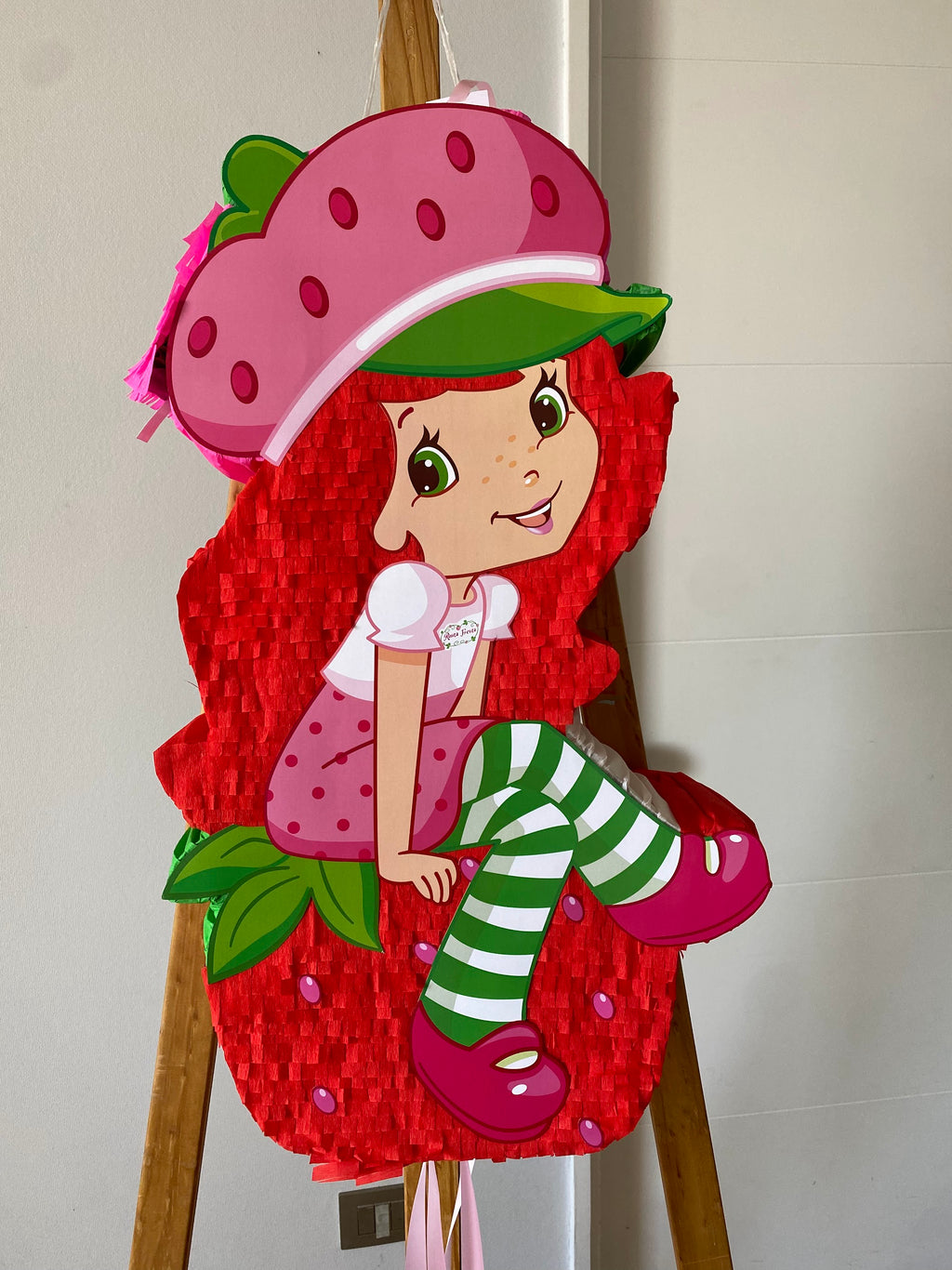 PIÑATA FRUTILLITA SENTADA 60CM PREMIUM