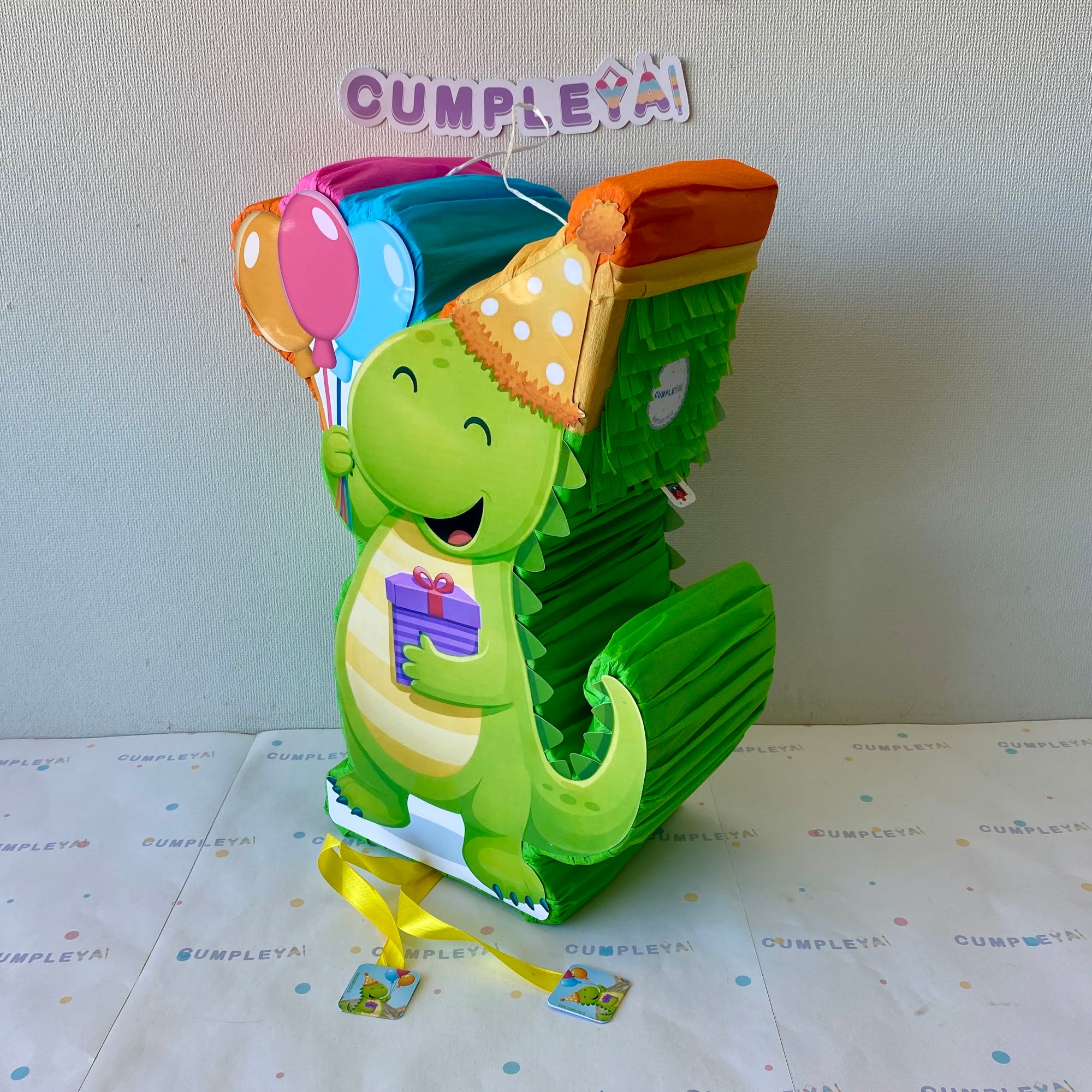 PIÑATA 40 CM DINOSAURIO CON GORRITO