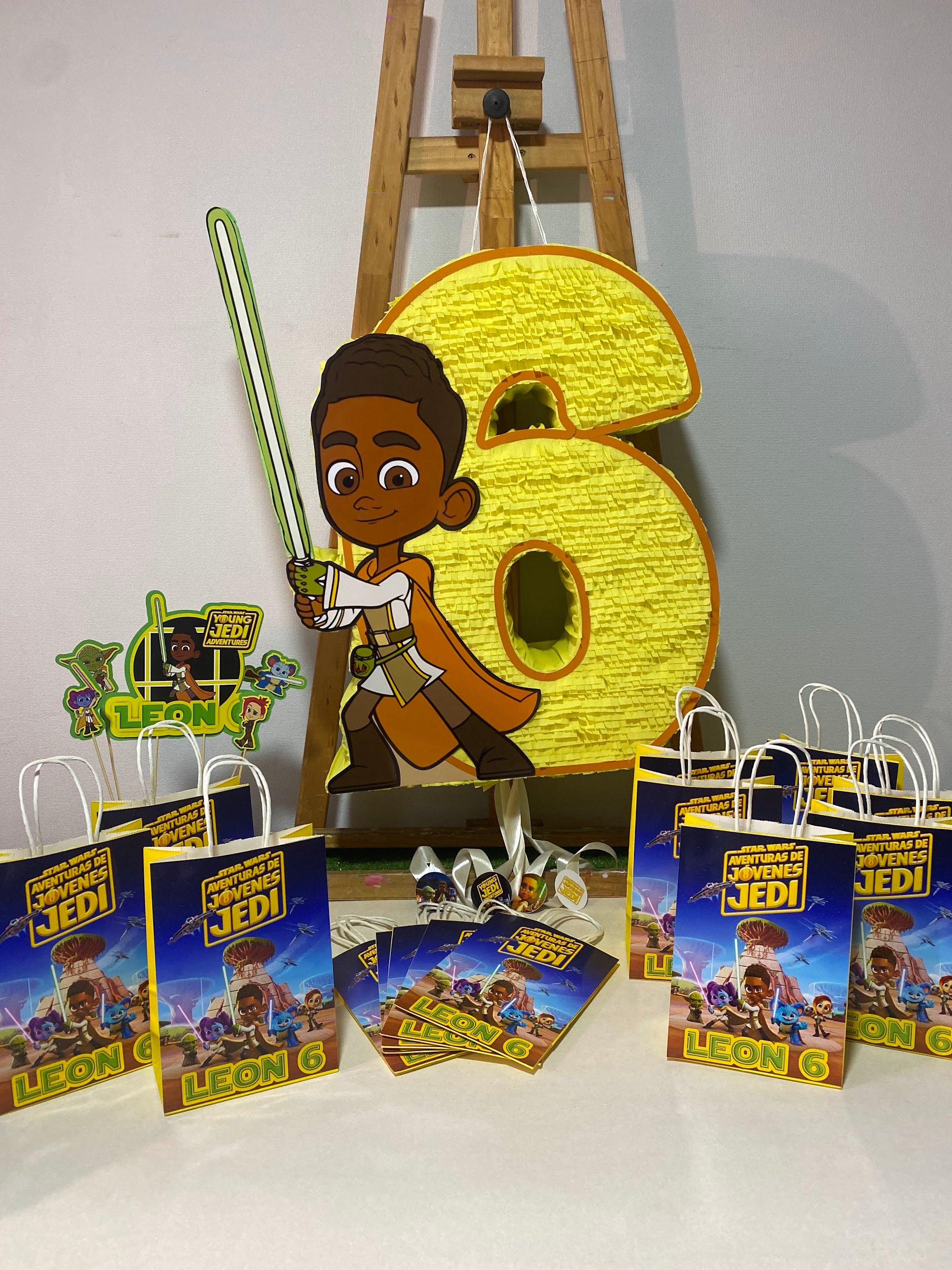 PIÑATA LAS AVENTURAS DE JÓVENES JEDI NÚMERO 6 60CM PREMIUM