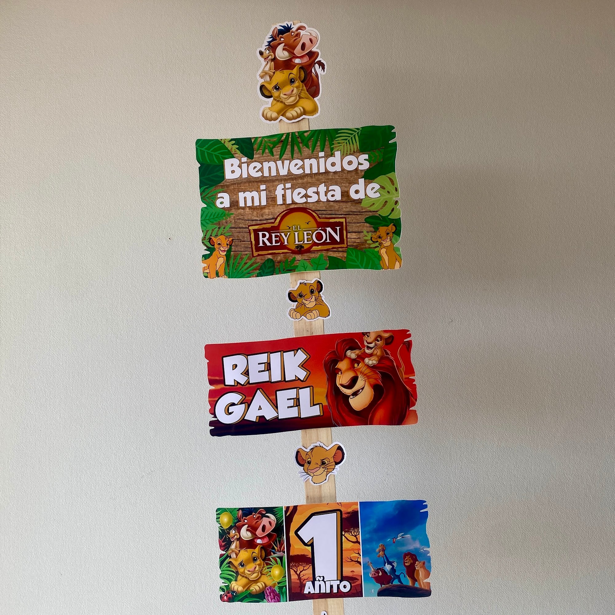 LETRERO REY LEON DE BIENVENIDA 30X140CM TEMÁTICO