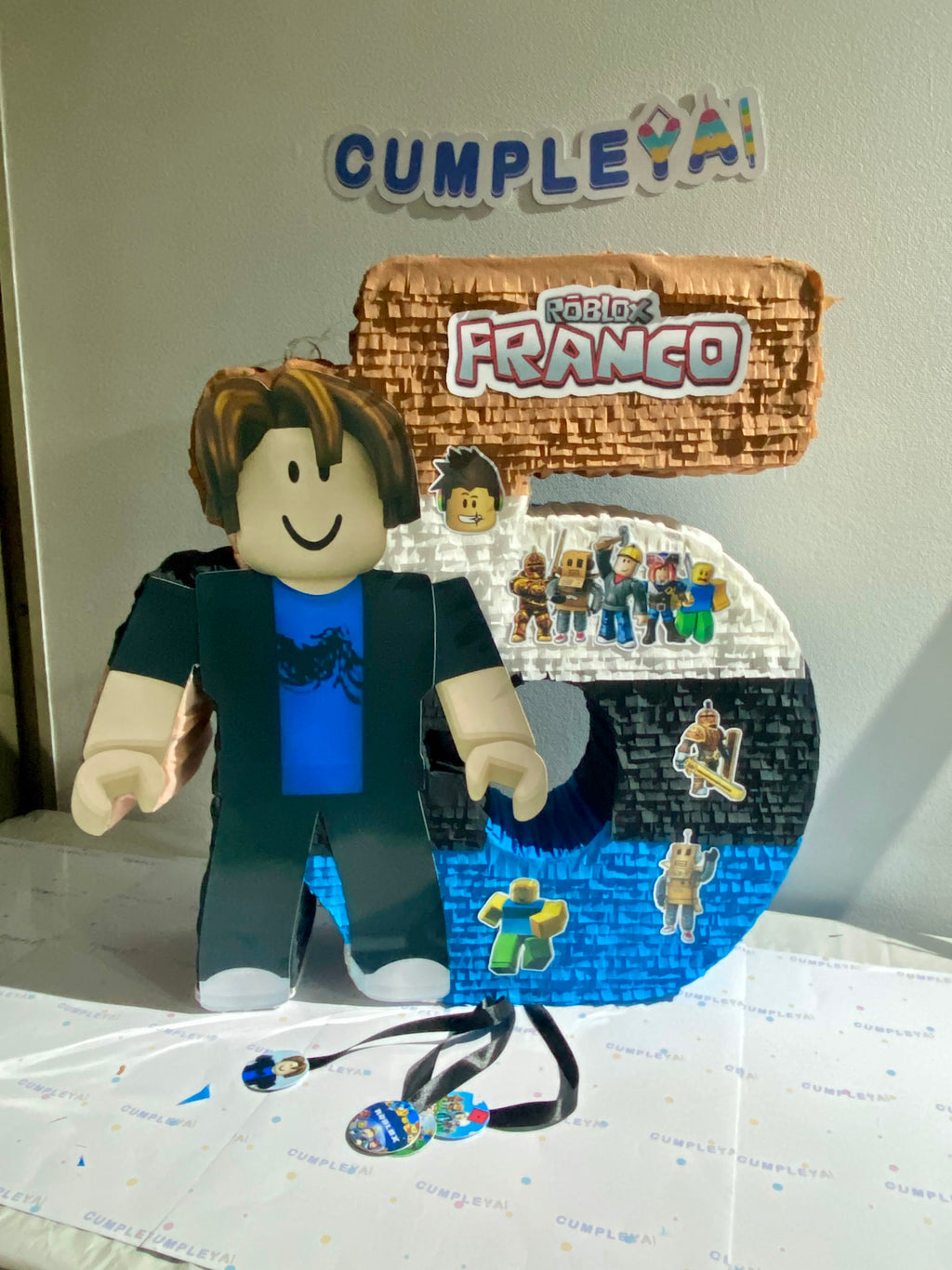 PIÑATA NUMERO 5 PELO TOCINO, ROBLOX 60CM PREMIUM