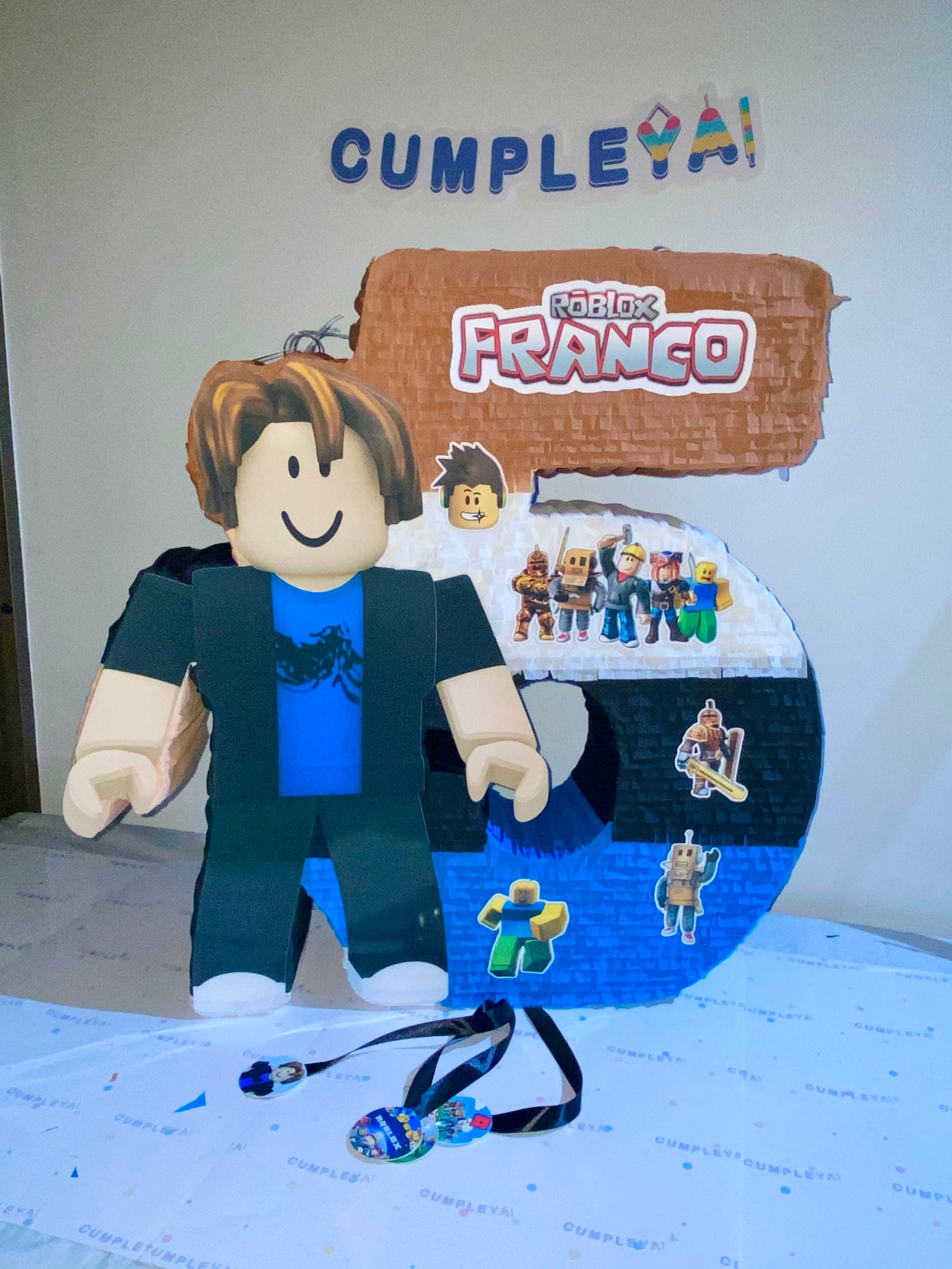 PIÑATA NUMERO 5 PELO TOCINO, ROBLOX 60CM PREMIUM