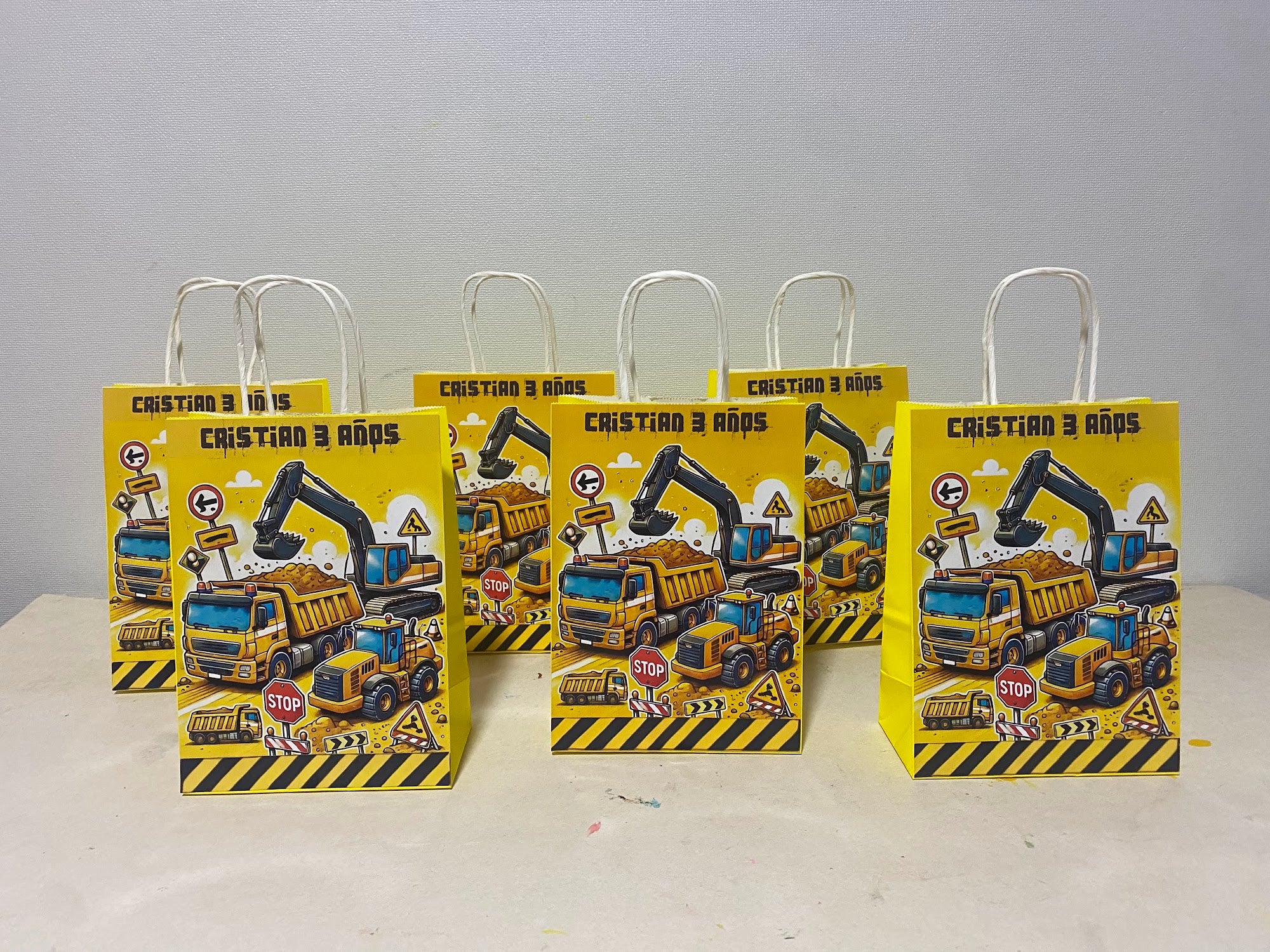 BOLSA SORPRESA 16 × 21 × 8 CM CAMIONES DE CONTRUCCIÓN