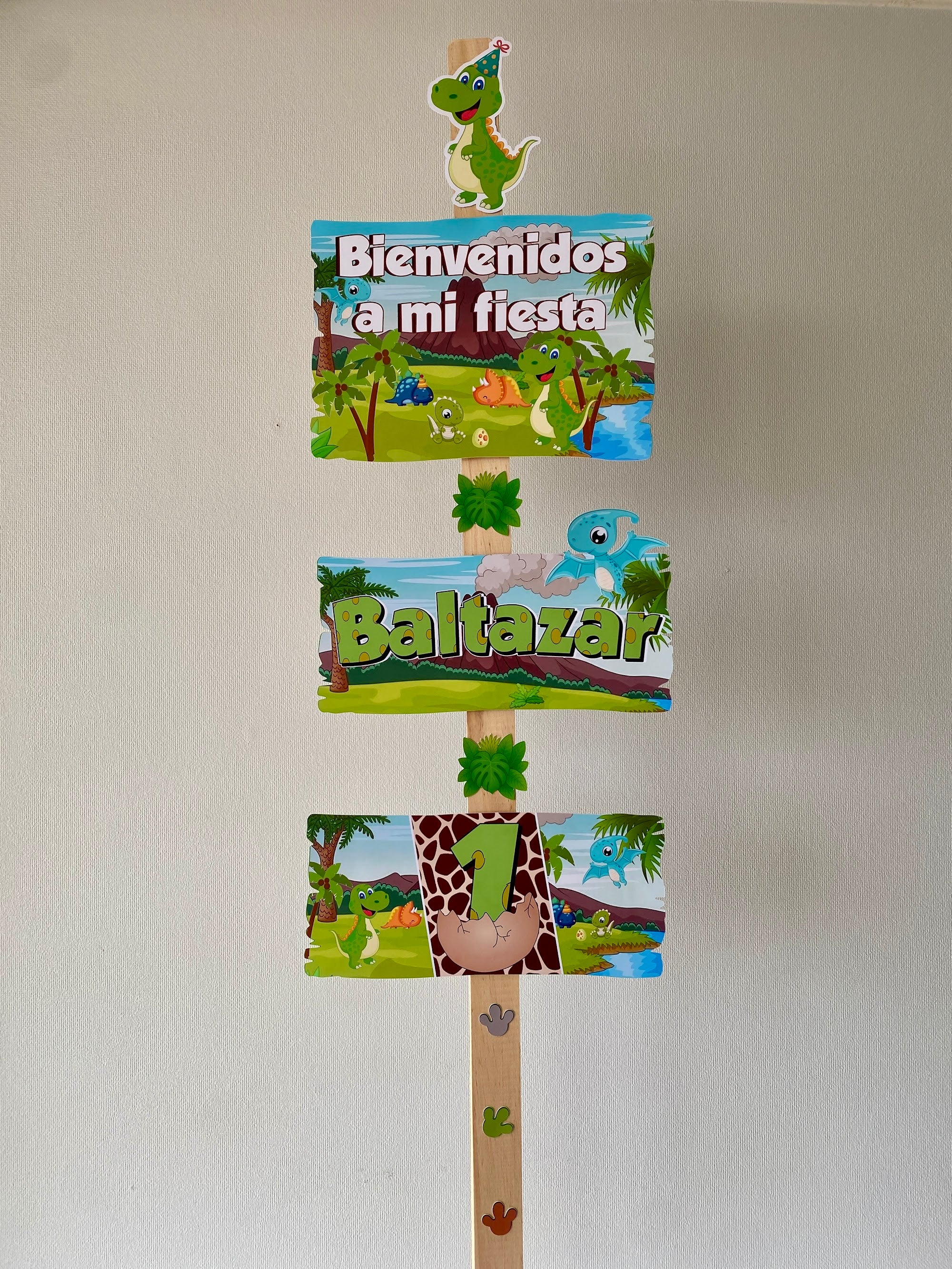 LETRERO DINOSAURIO BEBE DE BIENVENIDA 30X140CM TEMÁTICO