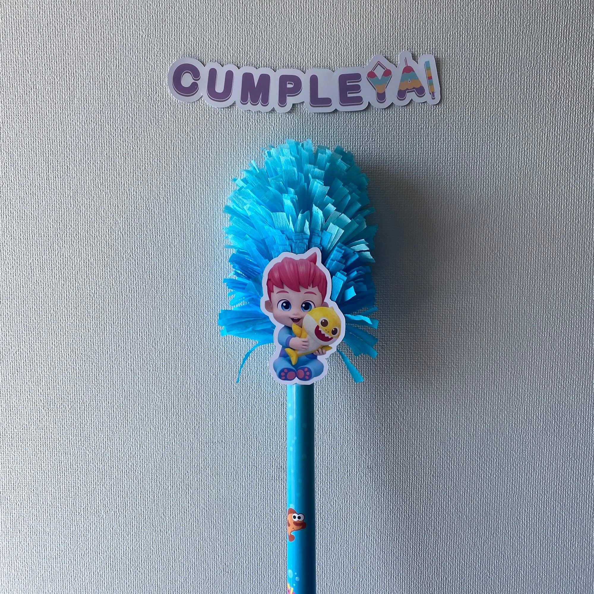 BASTÓN BEBEFINN TEMÁTICO PARA PIÑATA